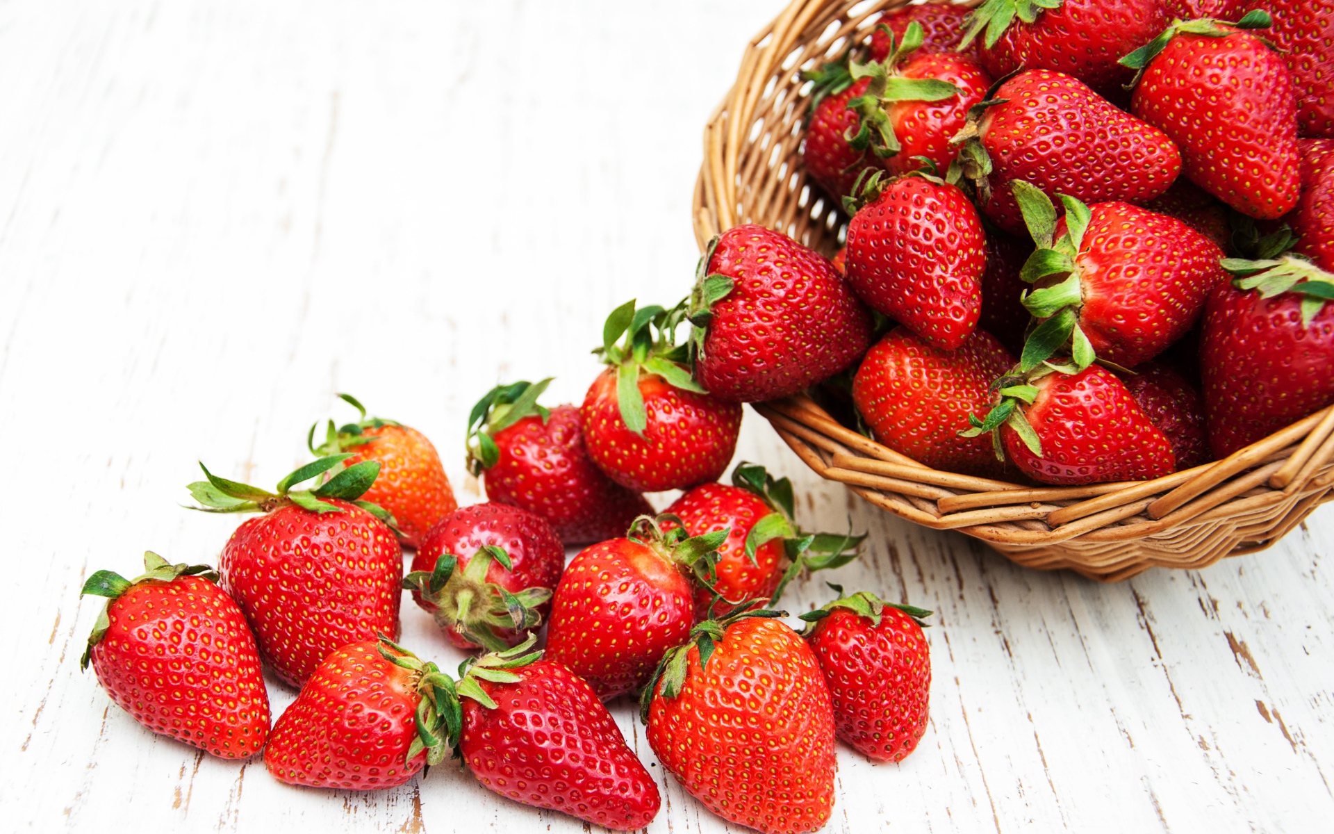 Клубника в корзине на деревянном столе