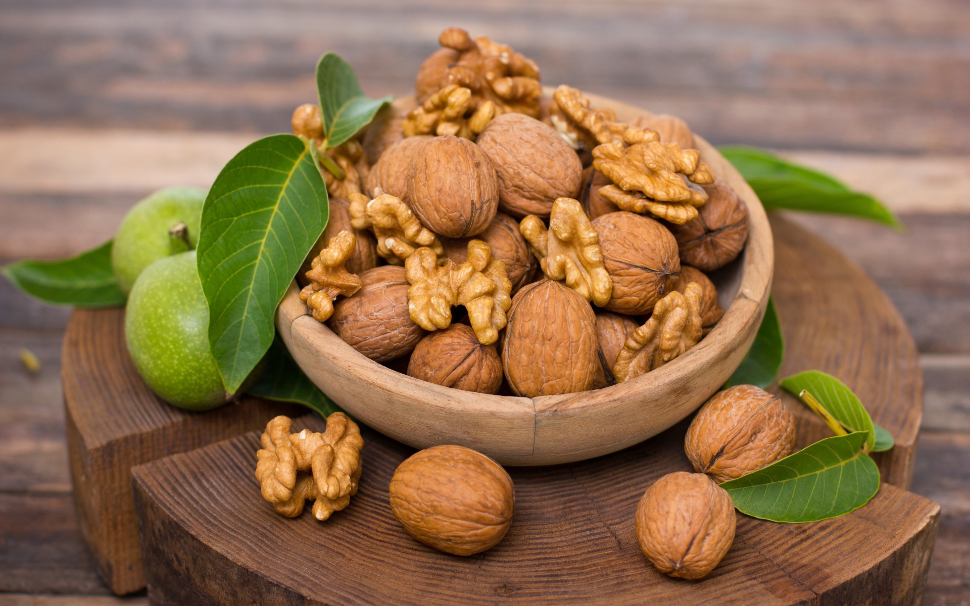 Грецкие орехи в миске на деревянной доске