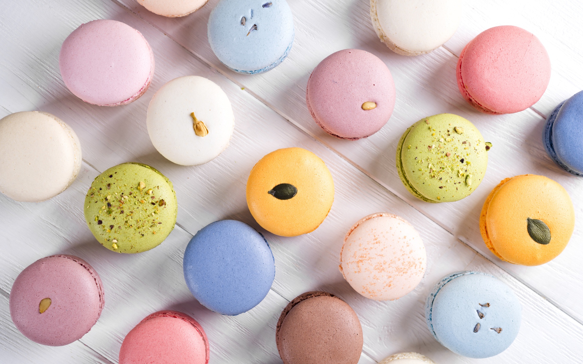 Много разноцветного печенья макарон на столе