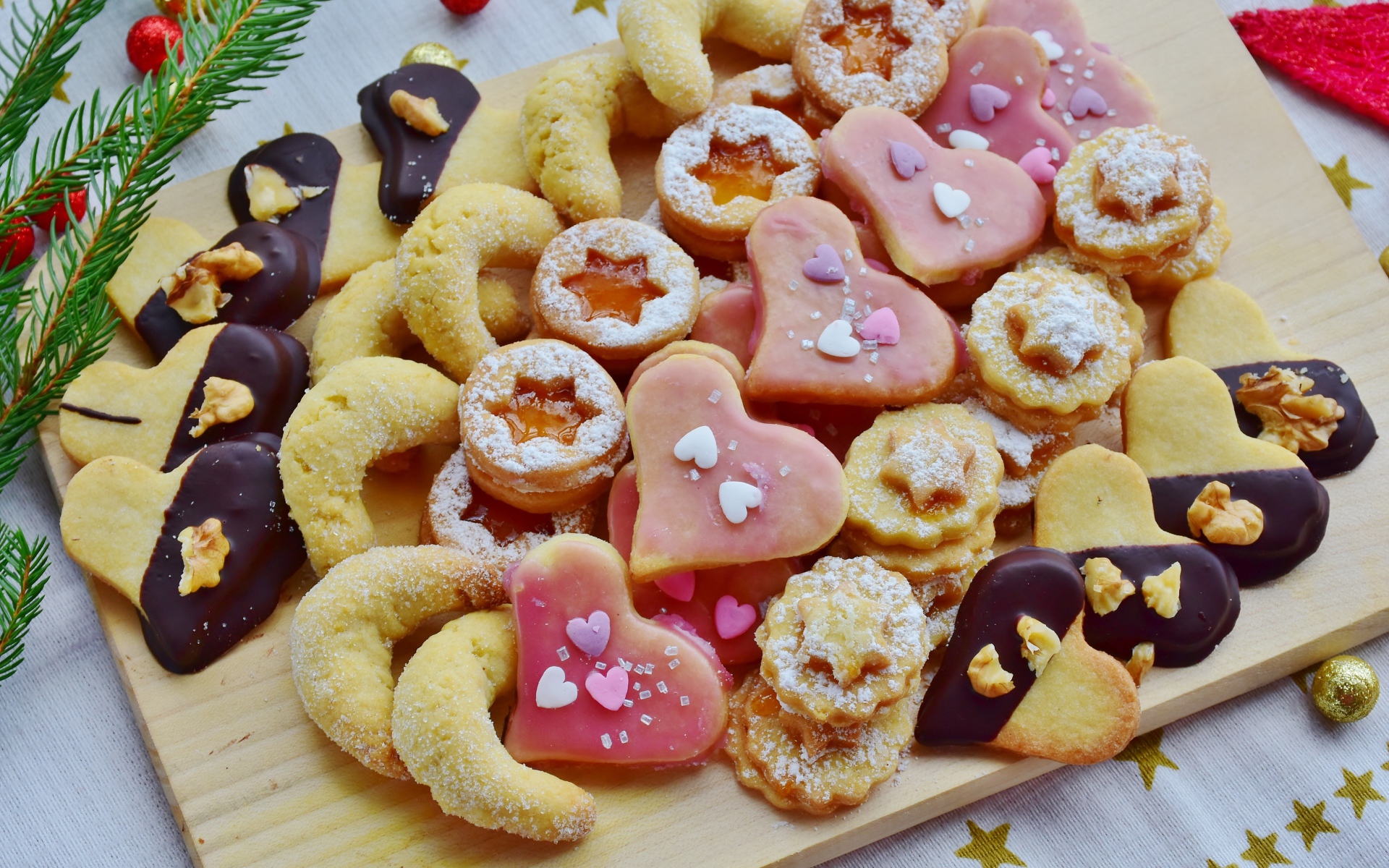 Аппетитное разное сахарное печенье на столе