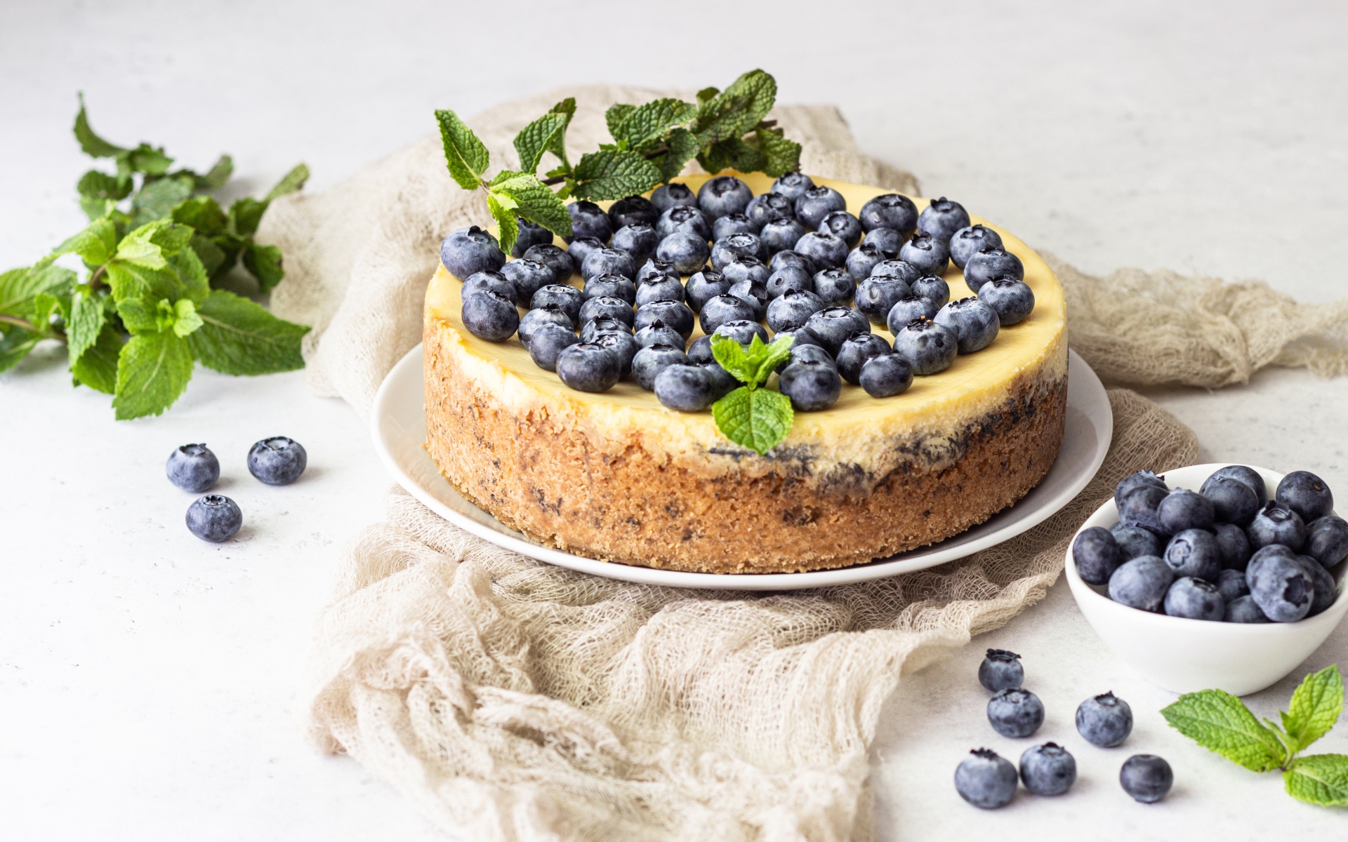 Аппетитный вкусный пирог с черникой и мятой