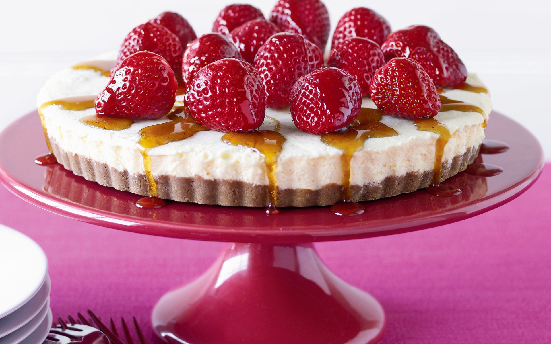 Торт на подставке с ягодами клубники