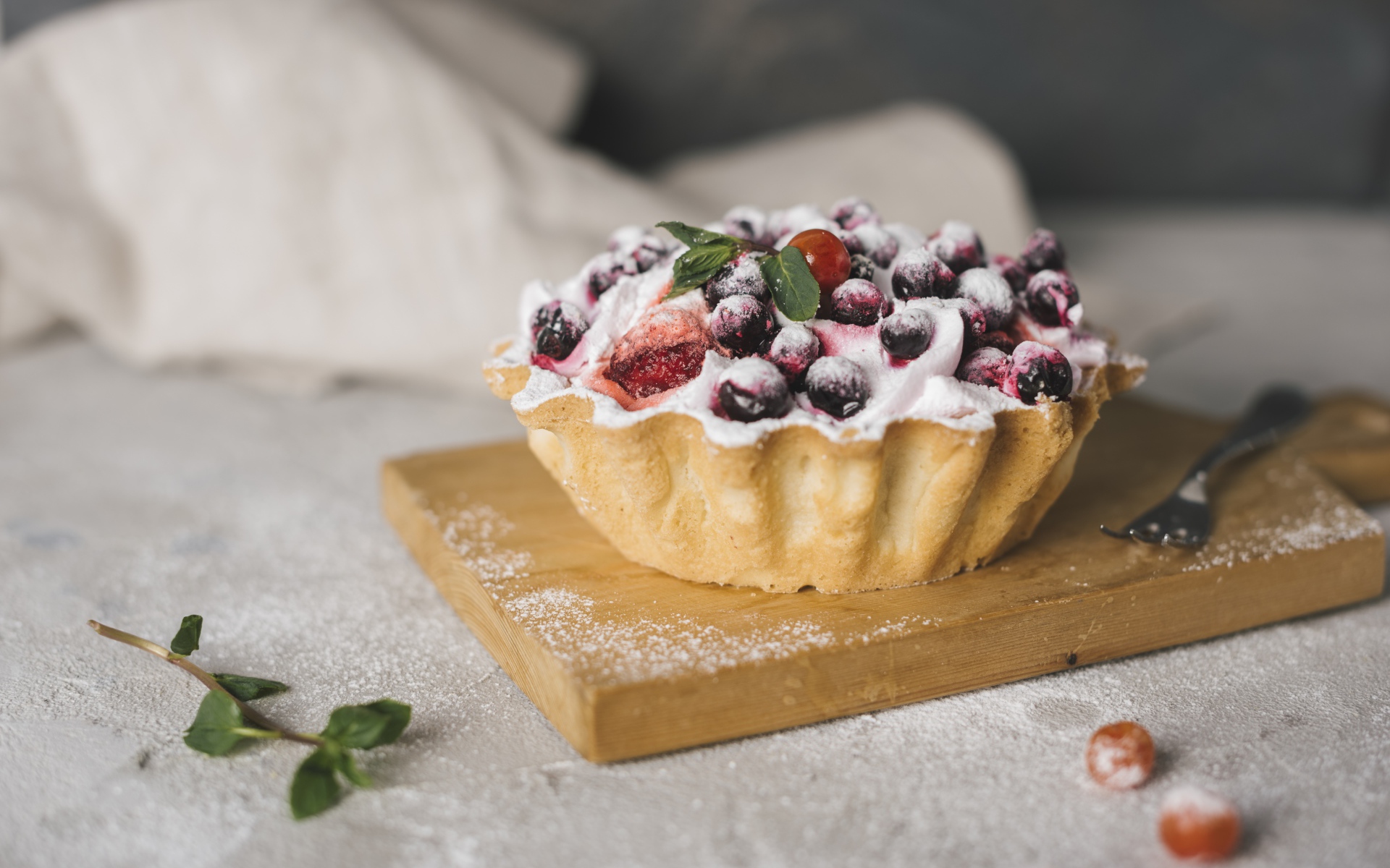 Пирог с ягодами и сахарной пудрой 