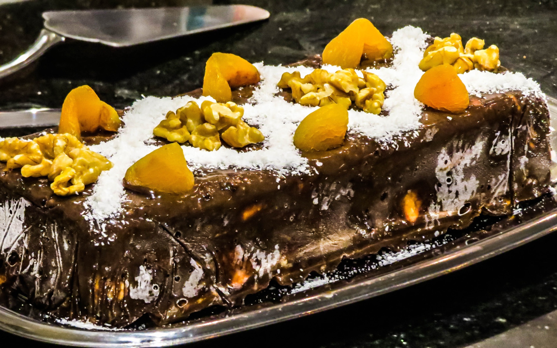 Торт с шоколадом, курагой и грецкими орехами