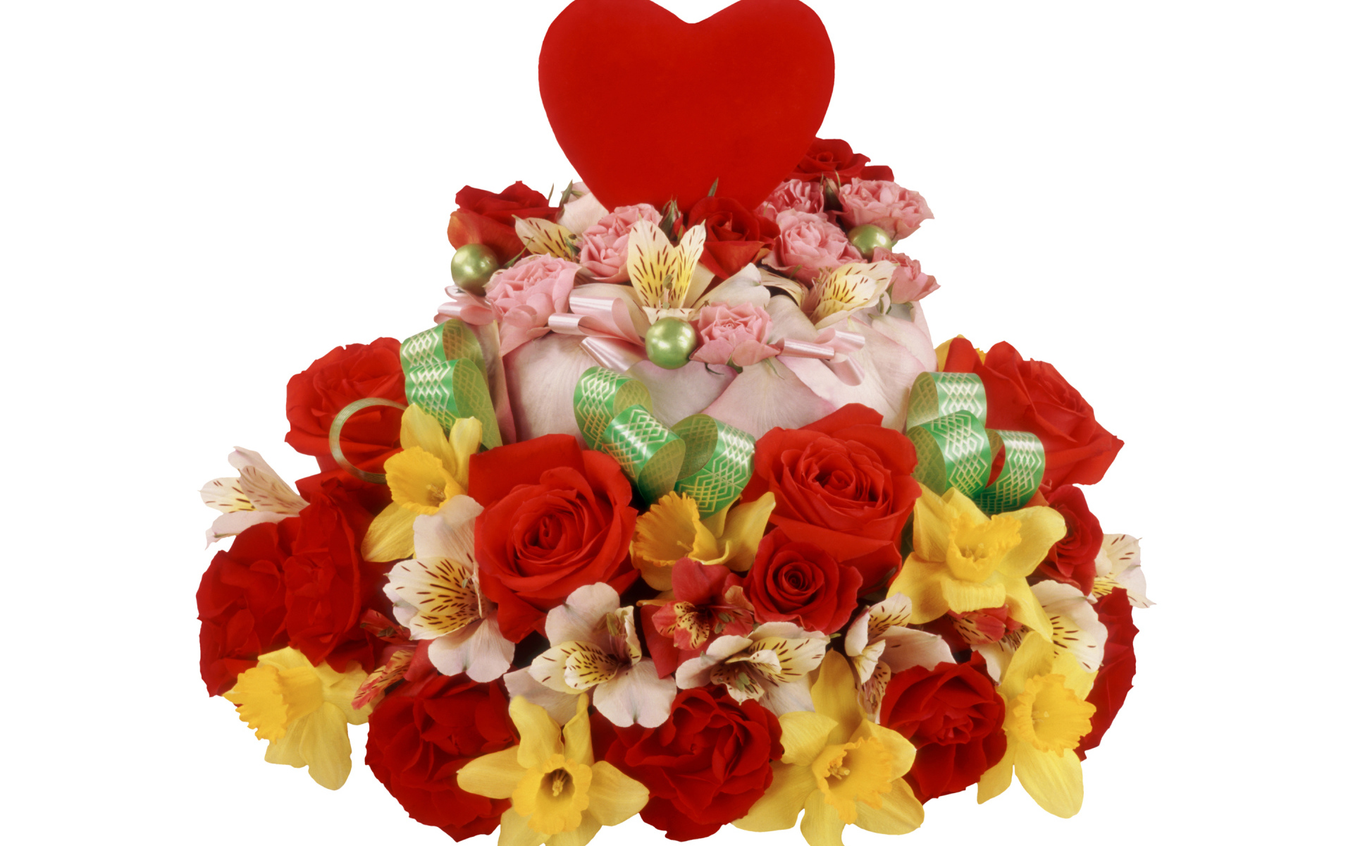 Торт с розами, нарциссами и цветами альстромерии на белом фоне с красным сердцем 