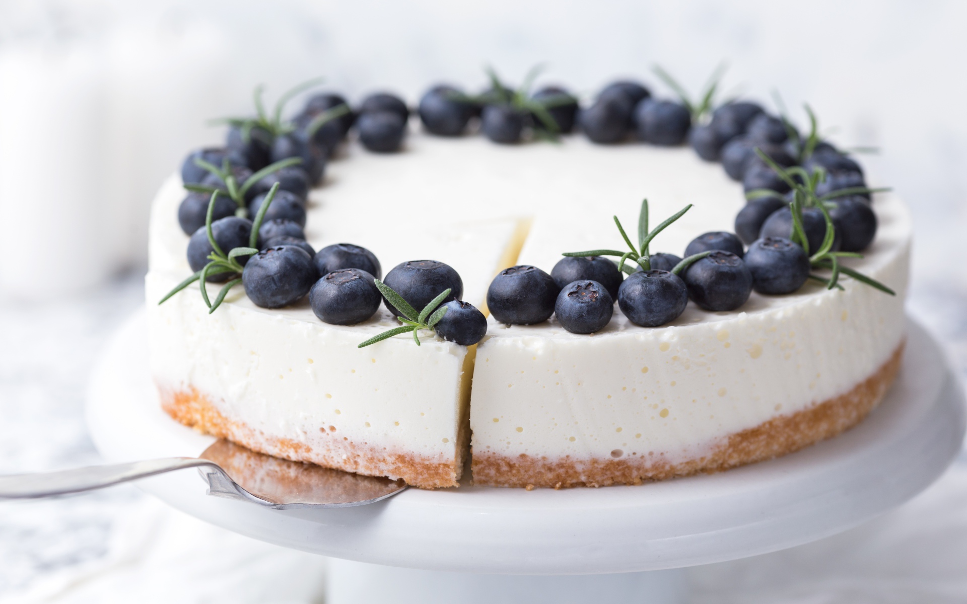 Чизкейк на блюде с ягодами черники 