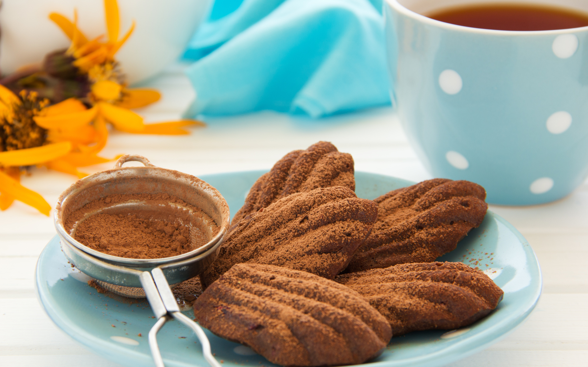 Шоколадное печенье с какао на столе с чаем 