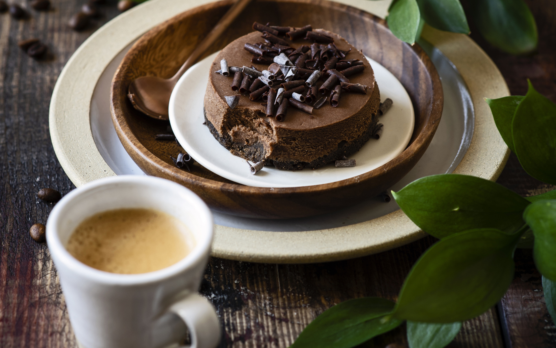 Шоколадный торт на тарелке на столе с кофе
