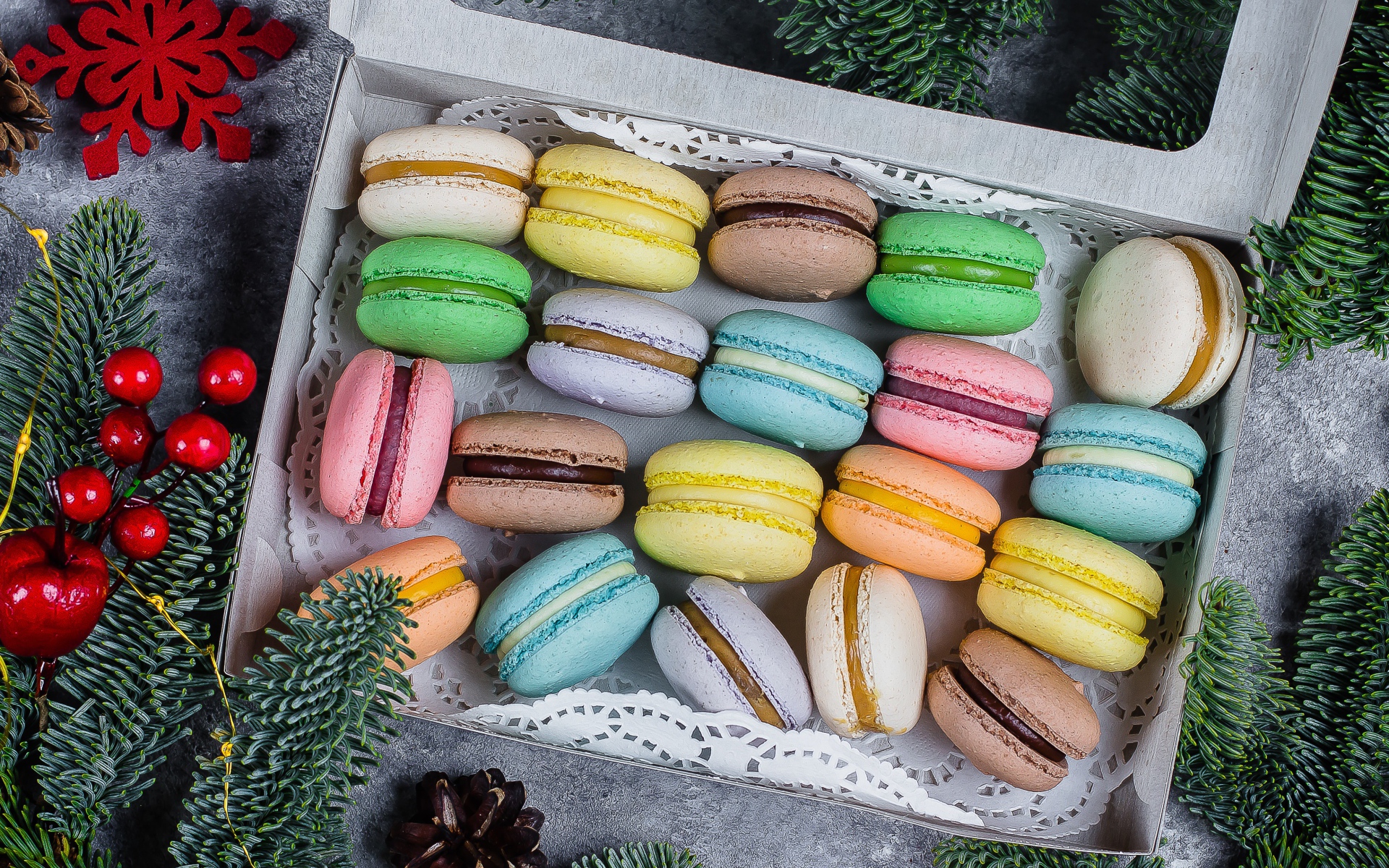Разноцветное печенье макарун в коробке на столе