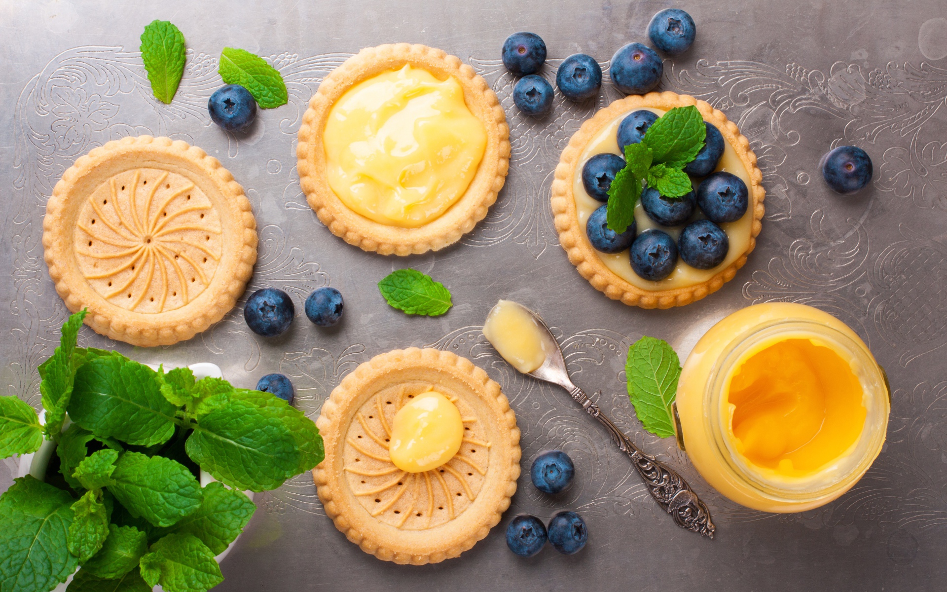 Печенье с кремом, ягодами черники и мятой