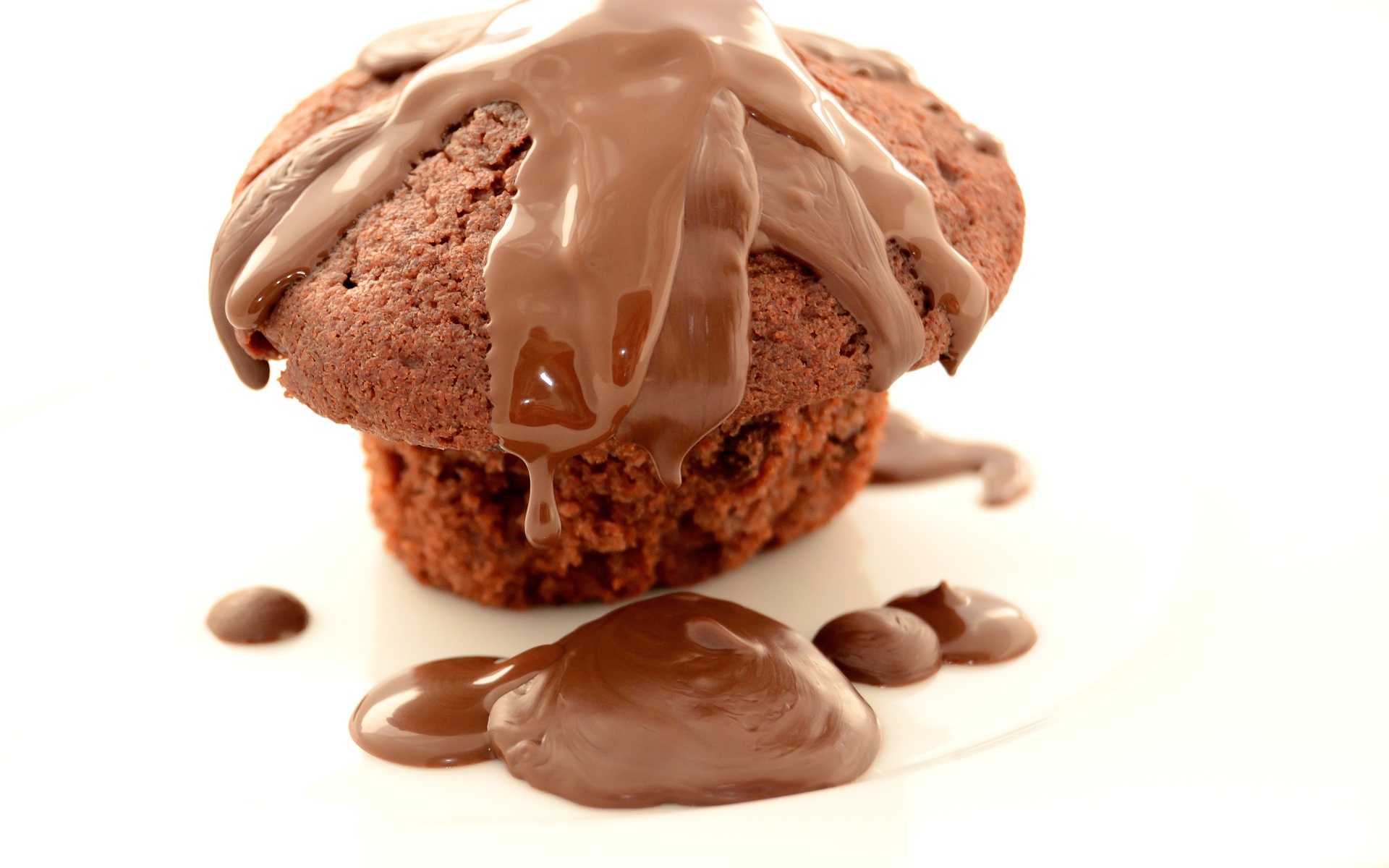 Кекс с молочным шоколадом на белом фоне