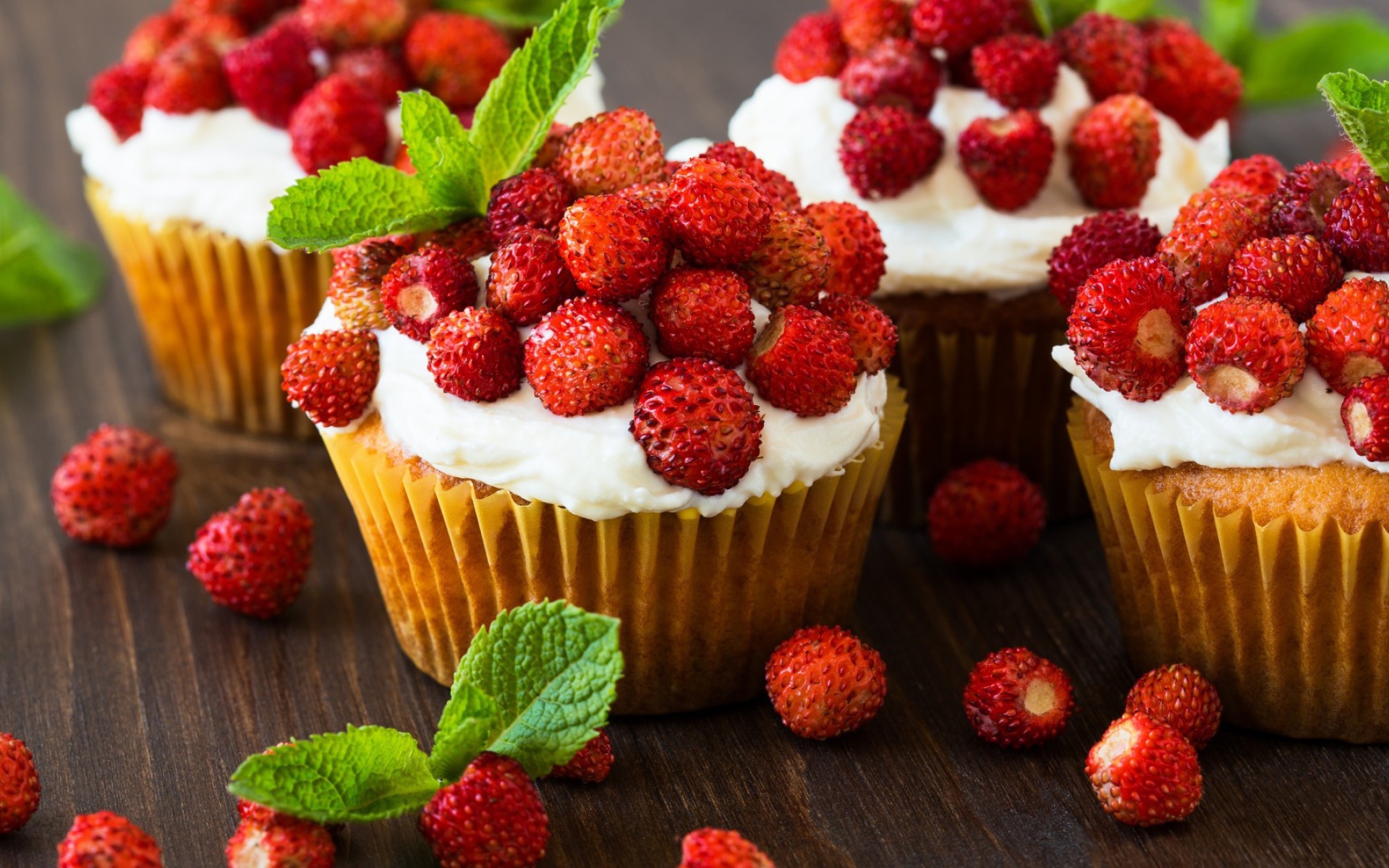 Кексы с кремом и ягодами земляники 