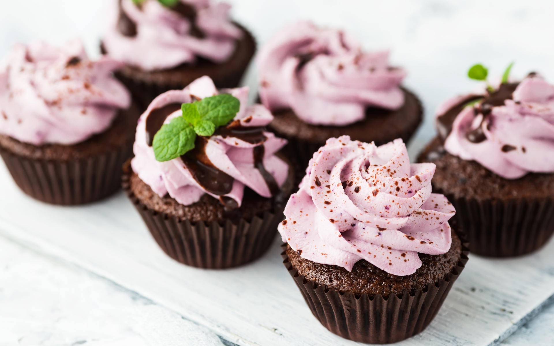 Вкусные шоколадные кексы с фруктовым кремом 