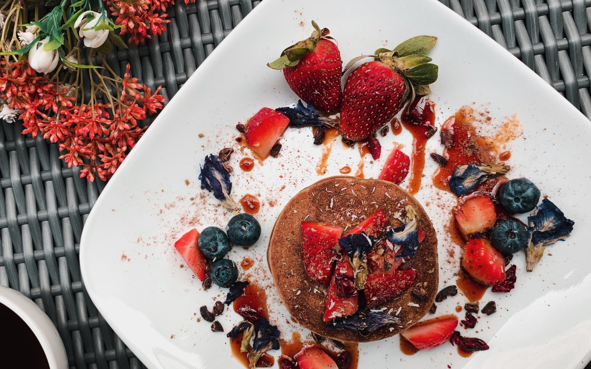 Десерт на белой тарелке с ягодами 