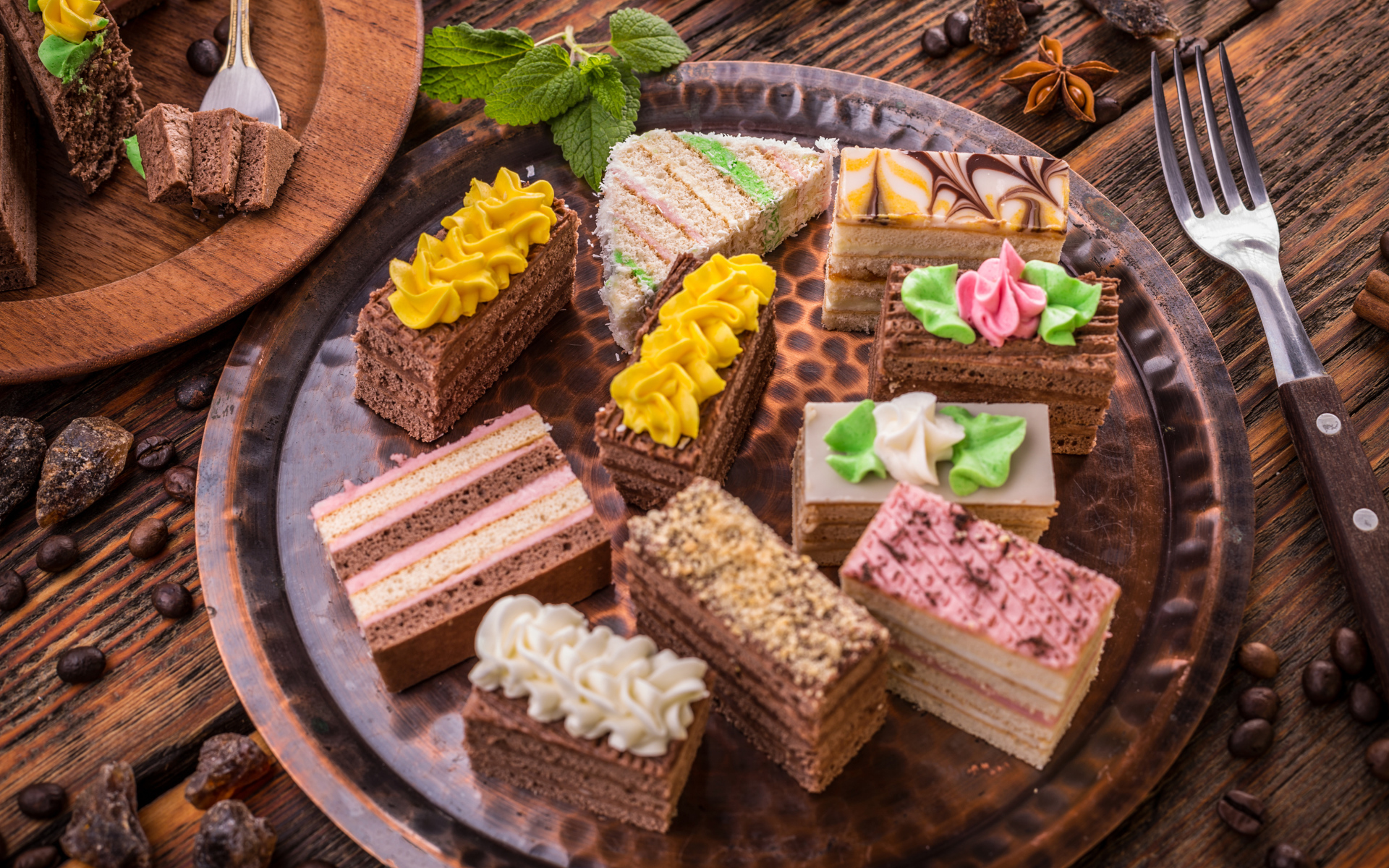 Разные вкусные пирожные на подносе 