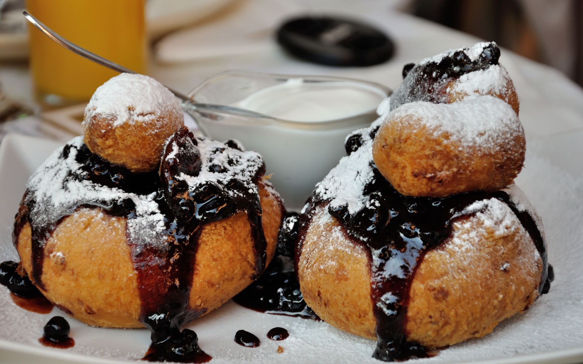 Пончики и с вареньем и сахарной пудрой