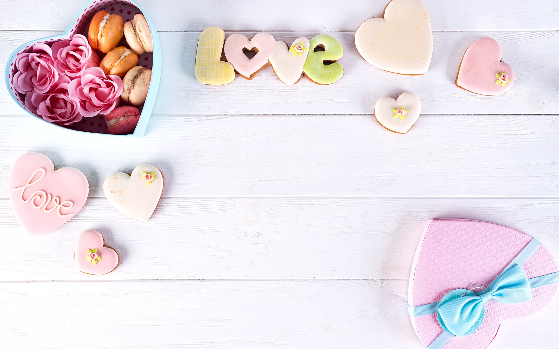 Подарочная коробка в форме сердца на столе с печеньем 