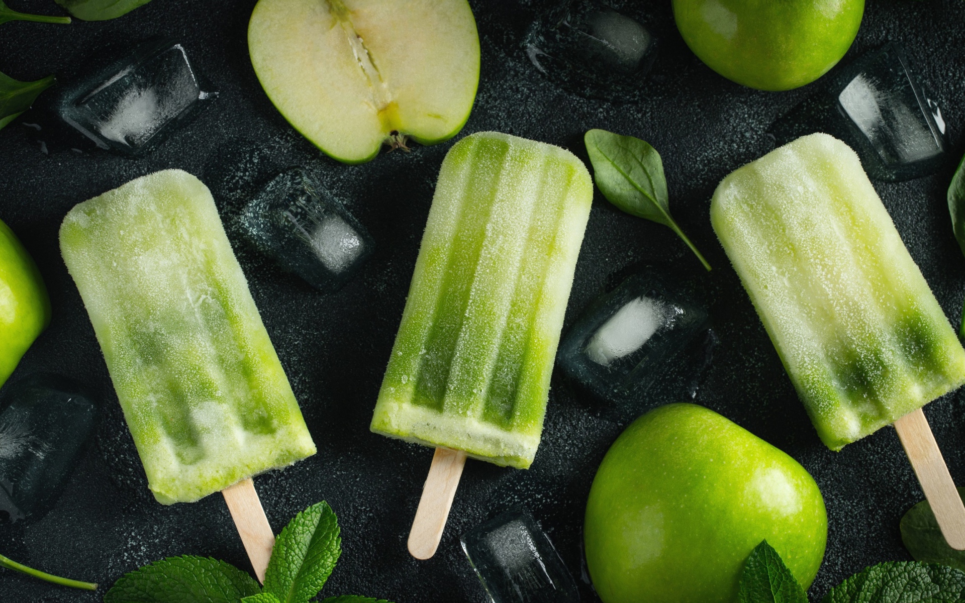 Зеленое фруктовое мороженое на столе с яблоками