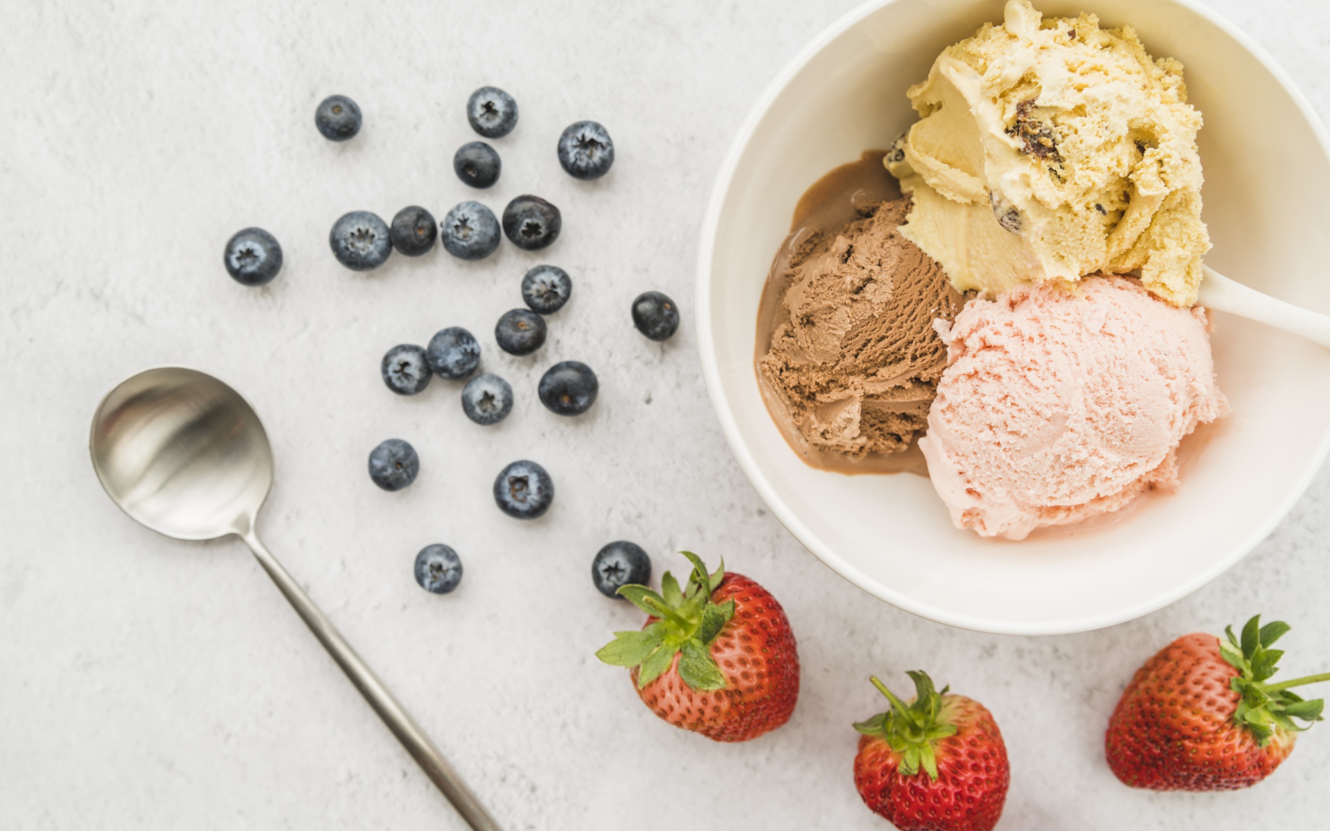Мороженое на столе ягодами черники и клубники