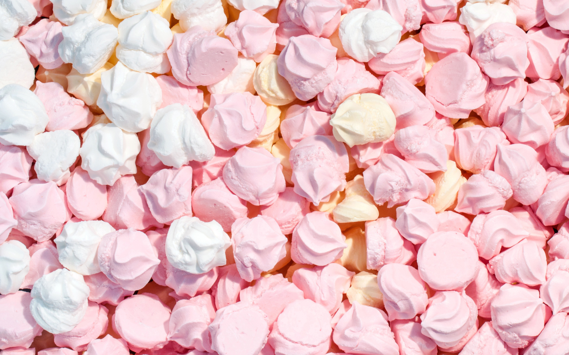 Много сушеного безе крупным планом