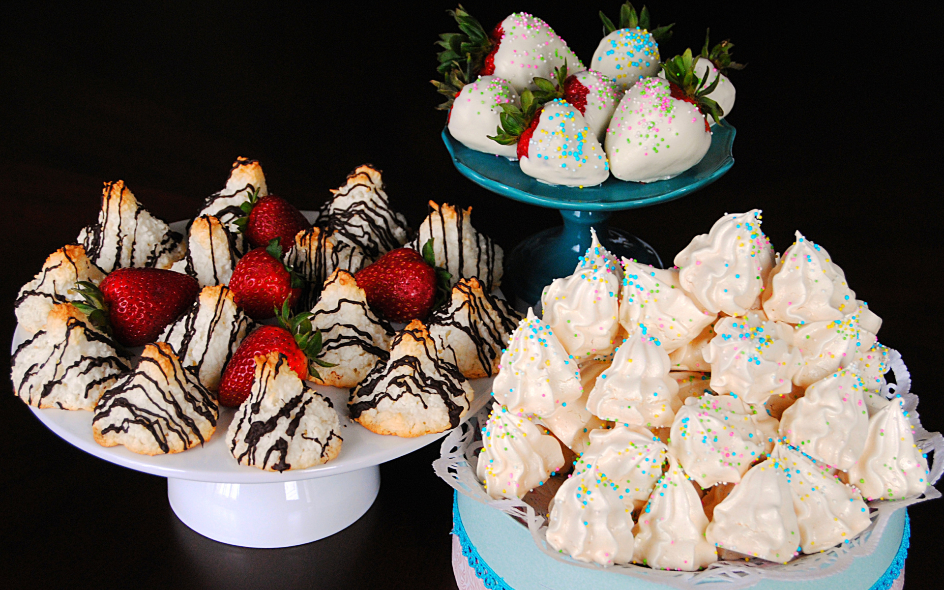 Десерт меренга и клубника в шоколаде на черном фоне