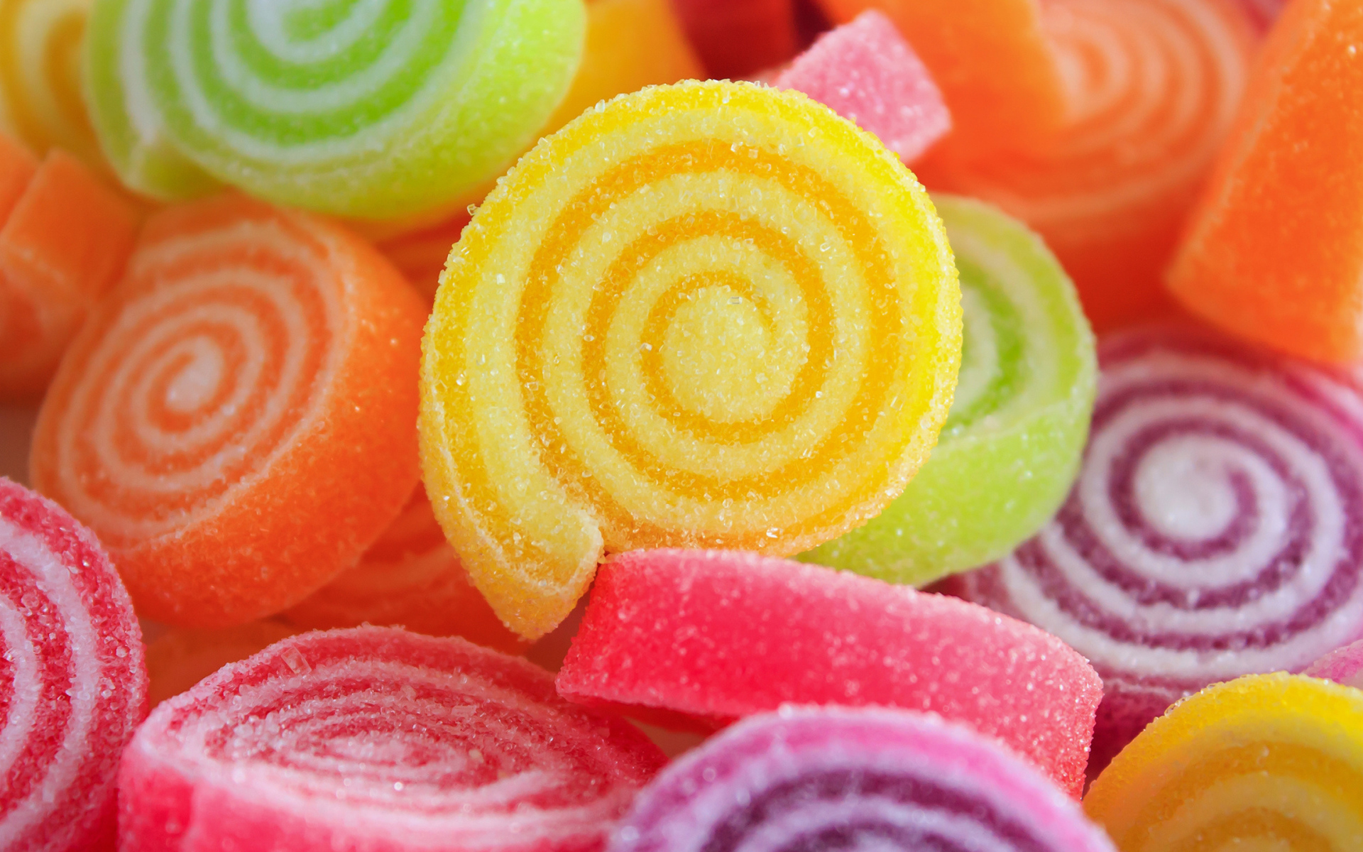 Разноцветный  сладкий мармелад в сахаре крупным планом