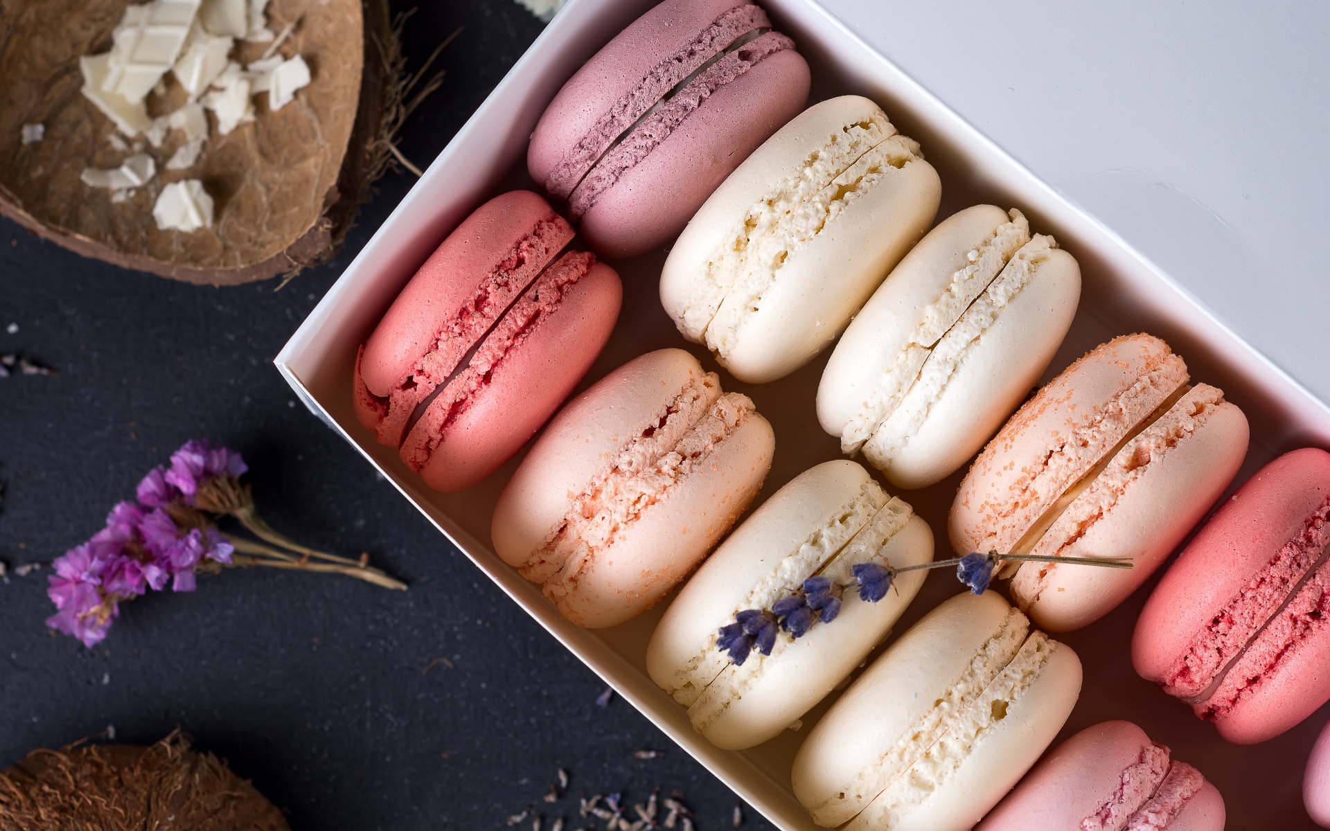 Разноцветный десерт макарон в коробке на столе