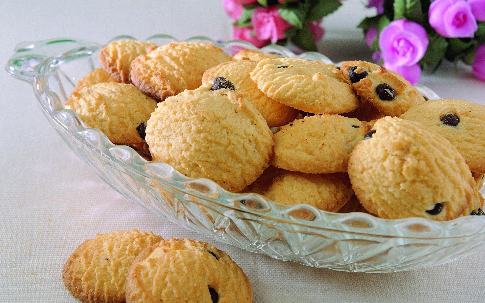 Песочное печенье с изюмом на хрустальной вазе 