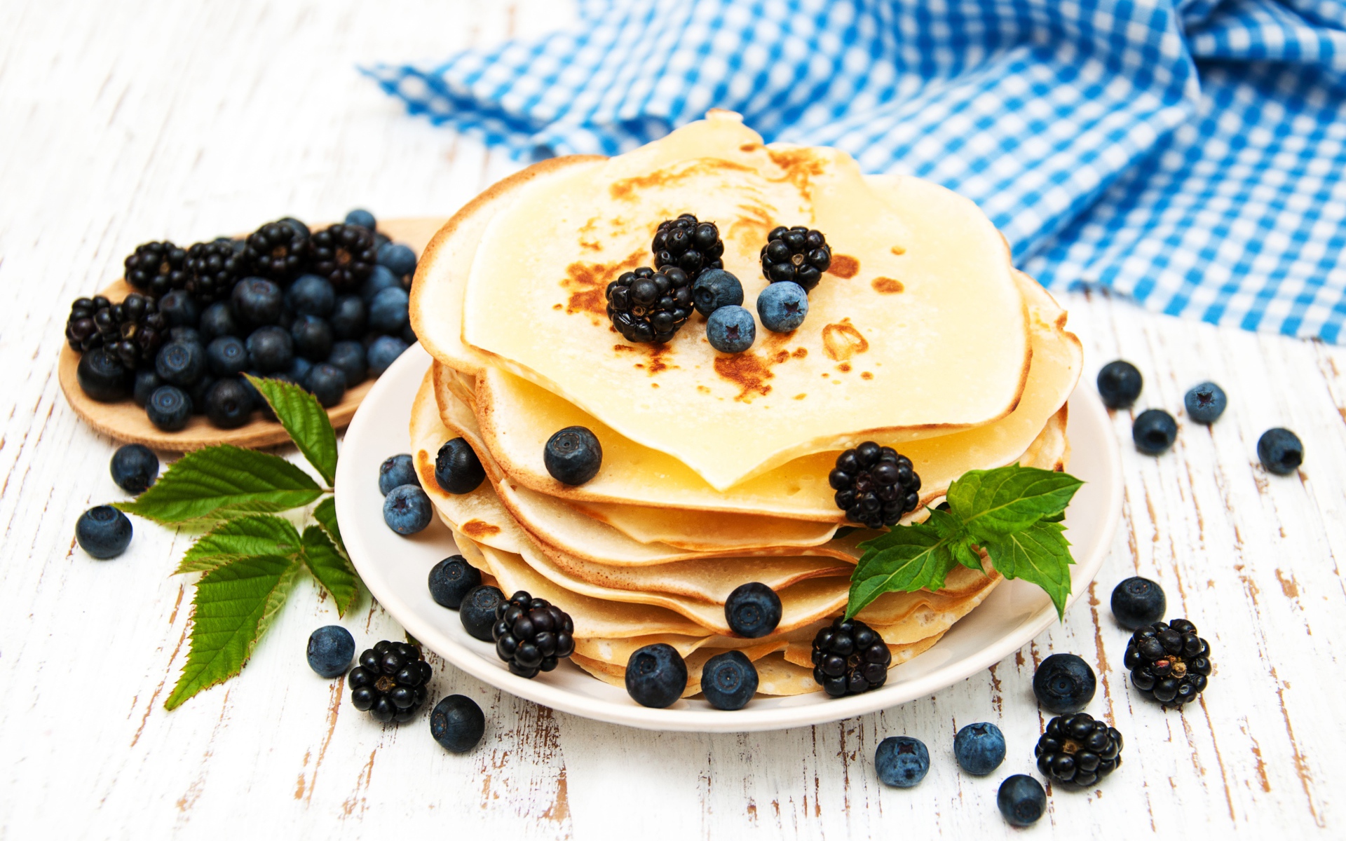 Румяные тонкие блинчики с ягодами черники и ежевики