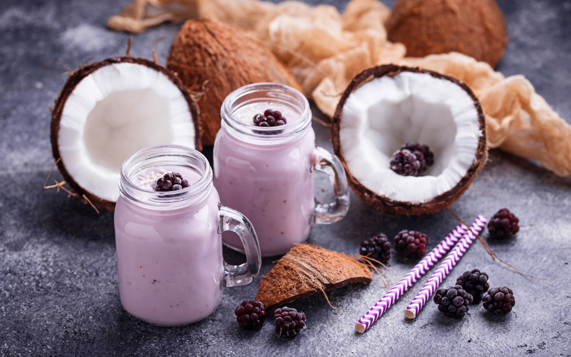 Ягодное смузи на столе с черникой и кокосами