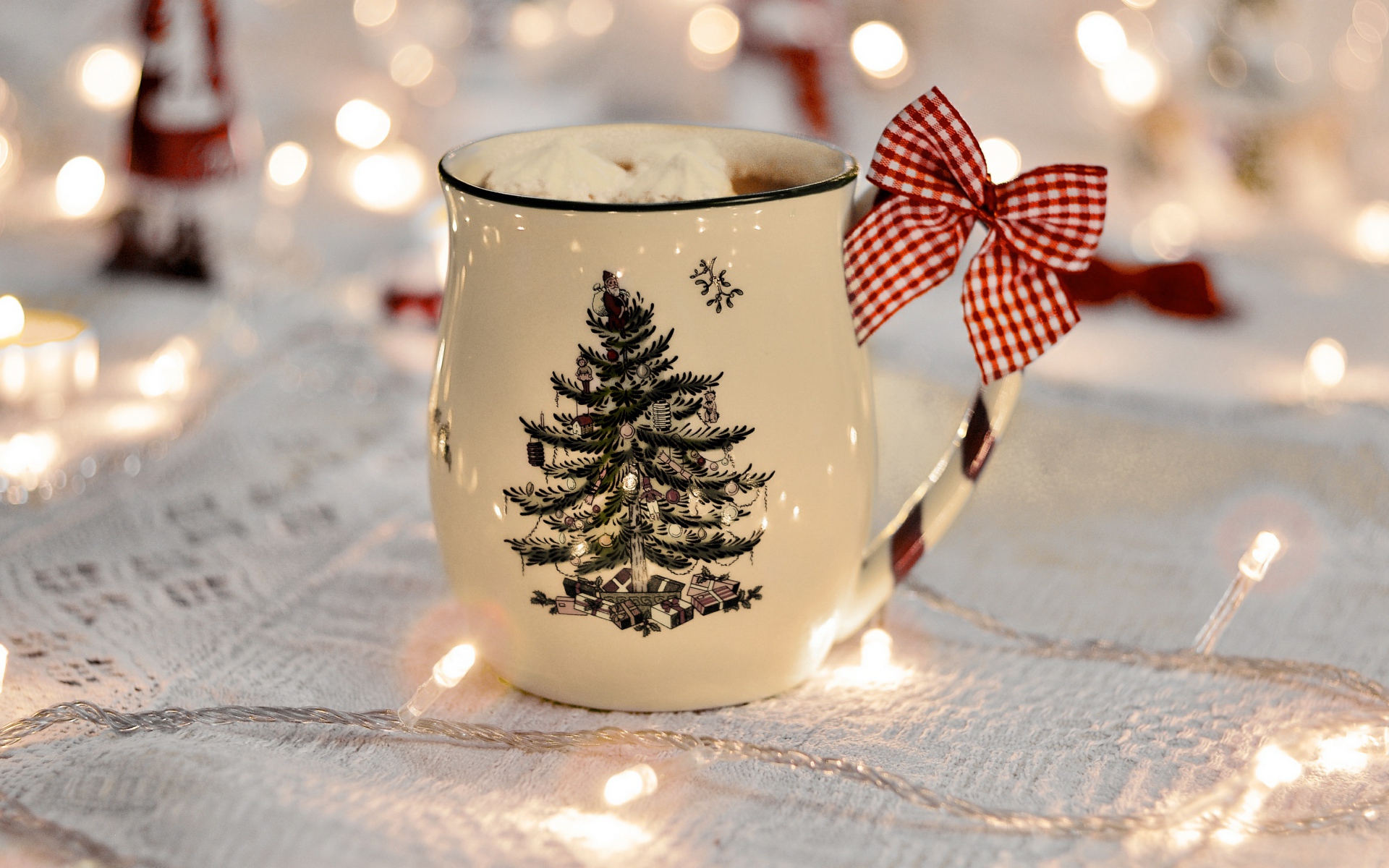 Праздничная чашка с горячим какао и маршмеллоу 