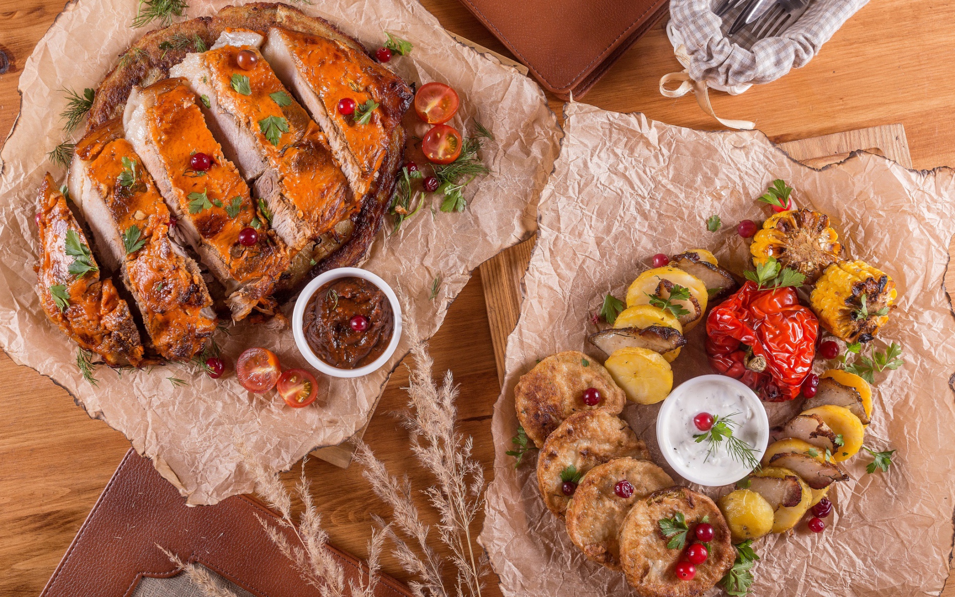 Кусок вкусного жареного мяса на столе овощами и соусом