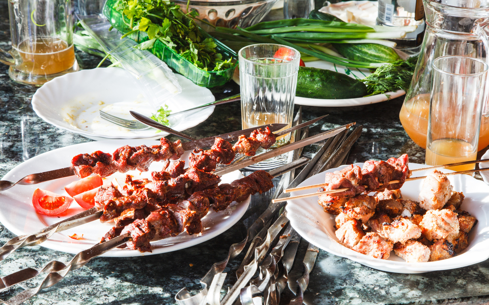 Аппетитный шашлык на шампурах на столе 