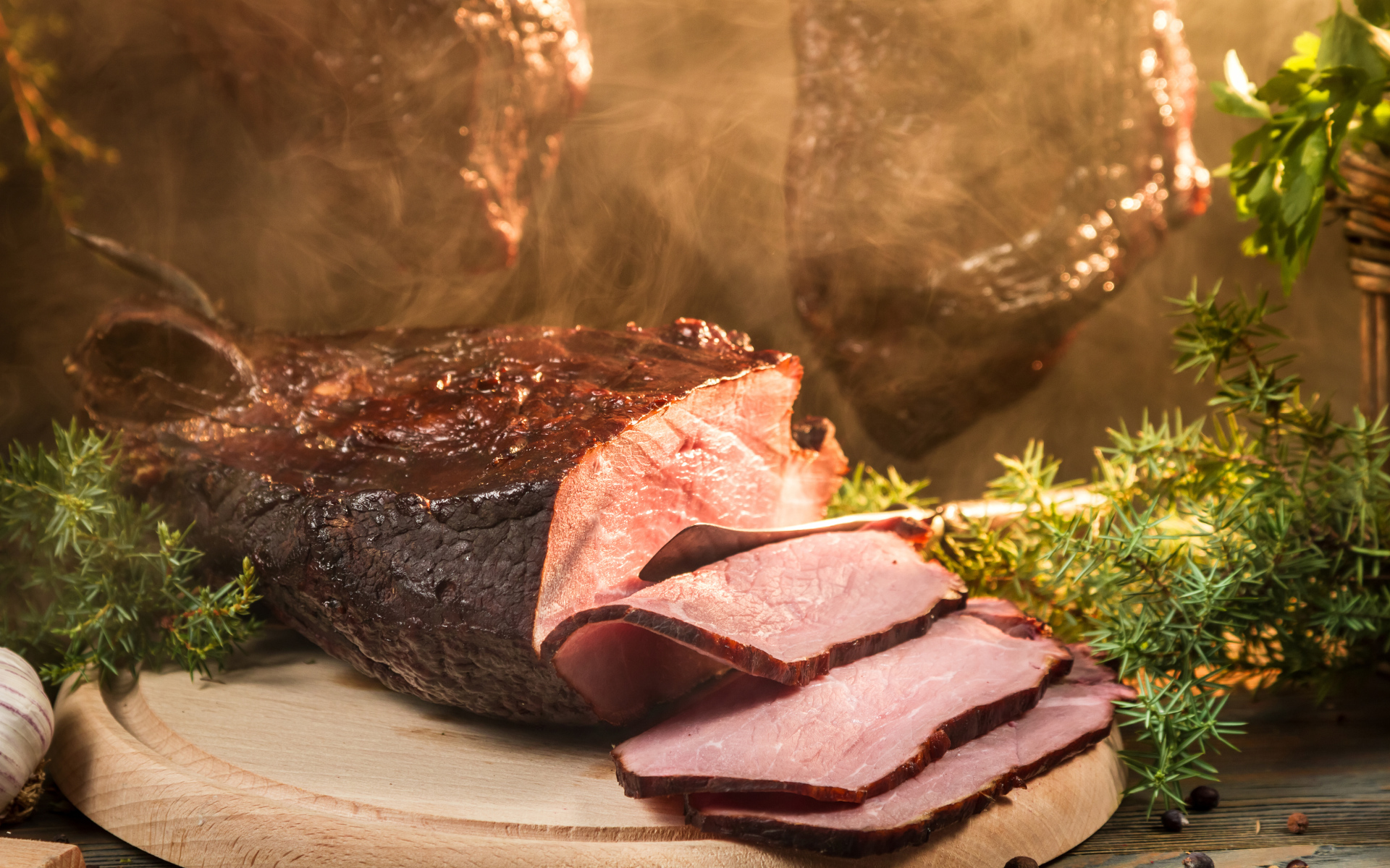 Аппетитный кусок сочной ветчины нарезан на разделочной доске