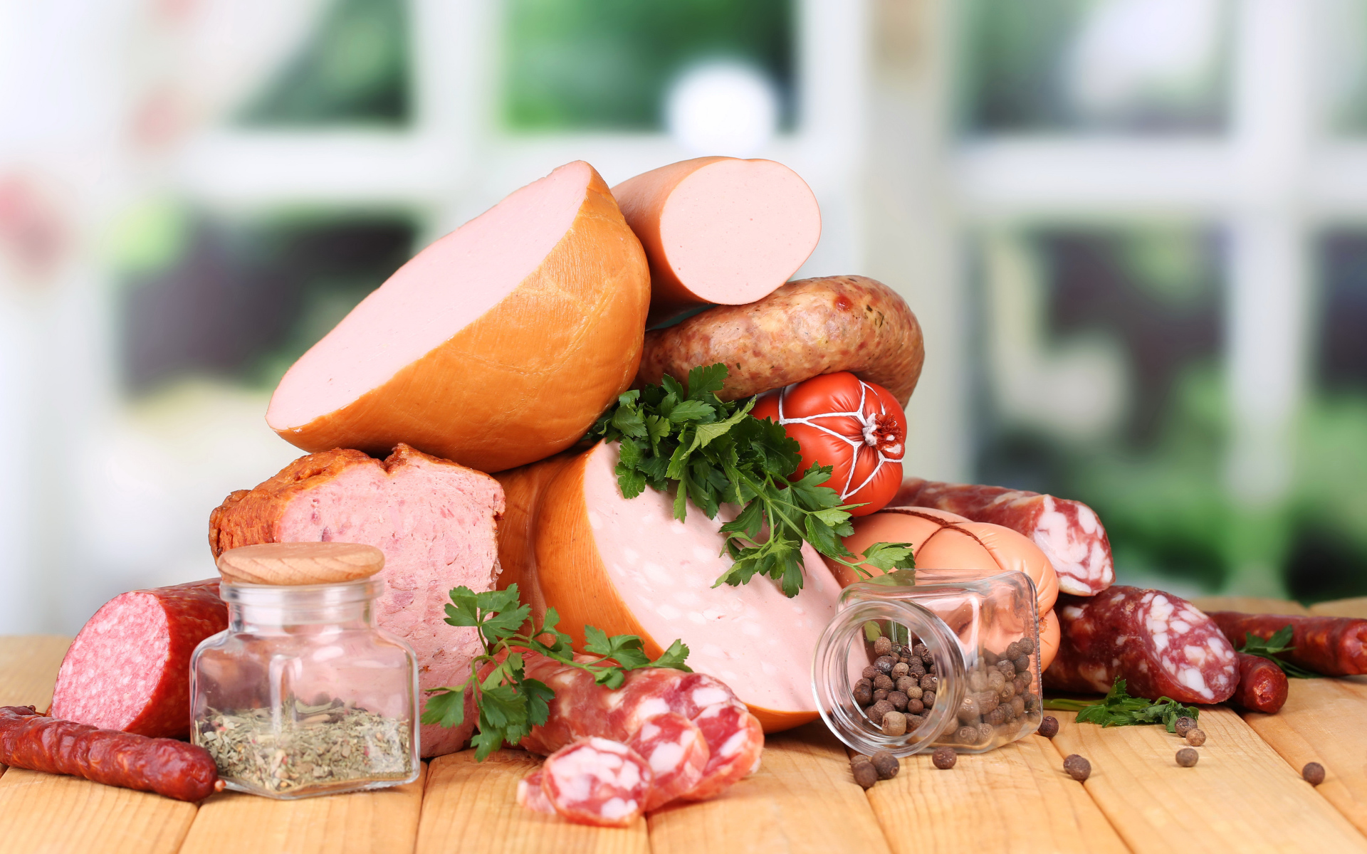 Разная колбаса с перцем на столе