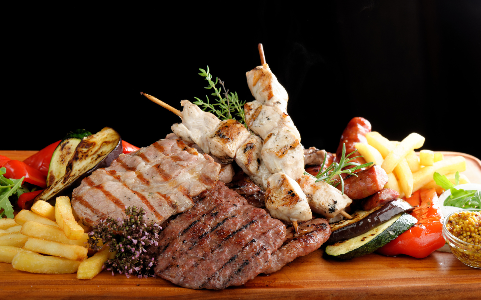 Мясо гриль на доске с овощами 