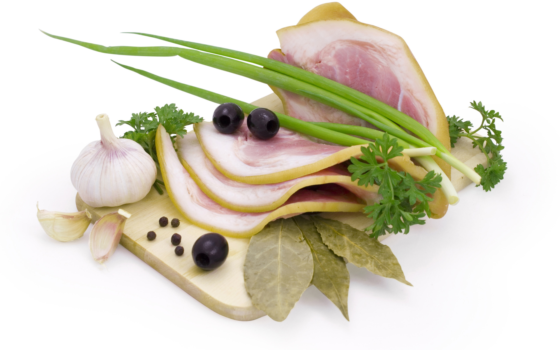 Сало с чесноком, зеленым луком и специями на белом фоне