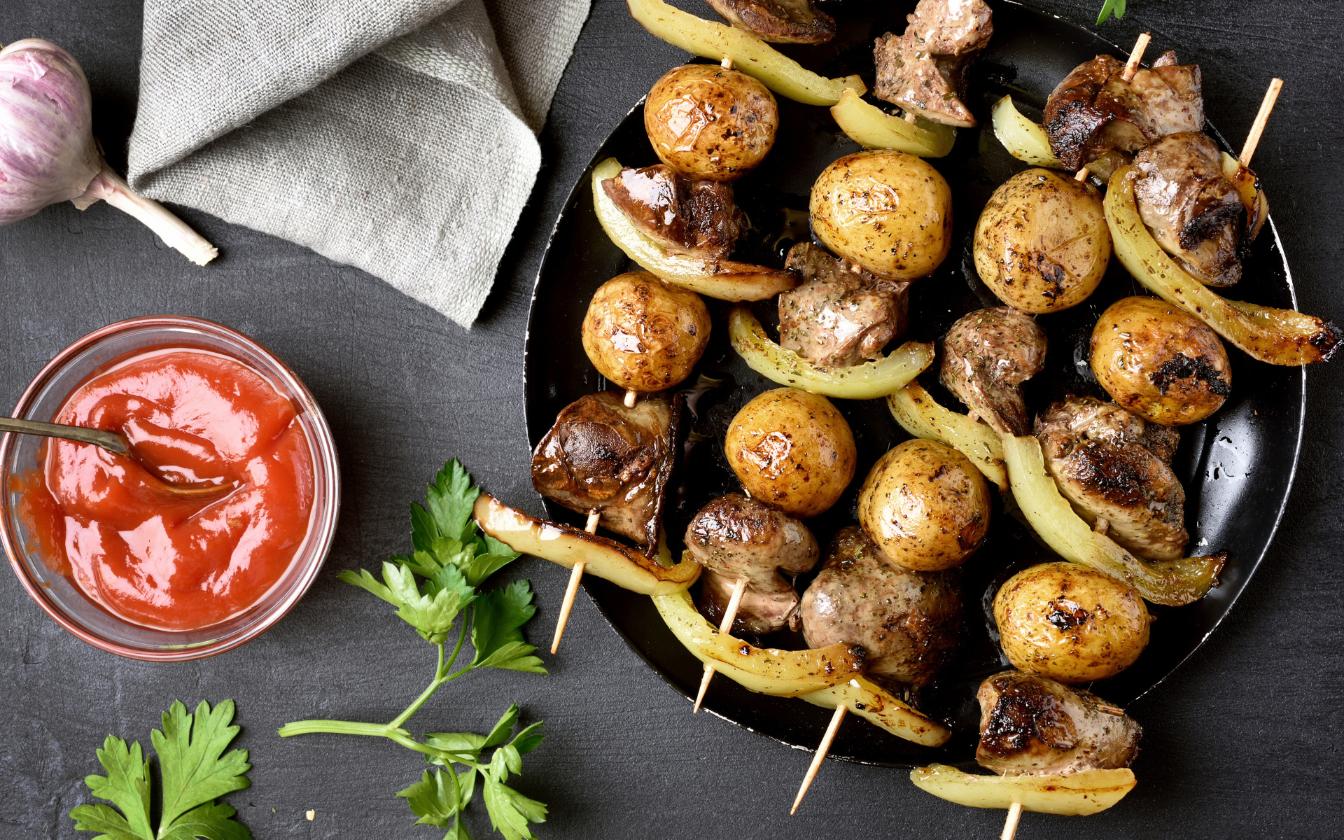 Шашлыки на шпажках с картофелем и перцем