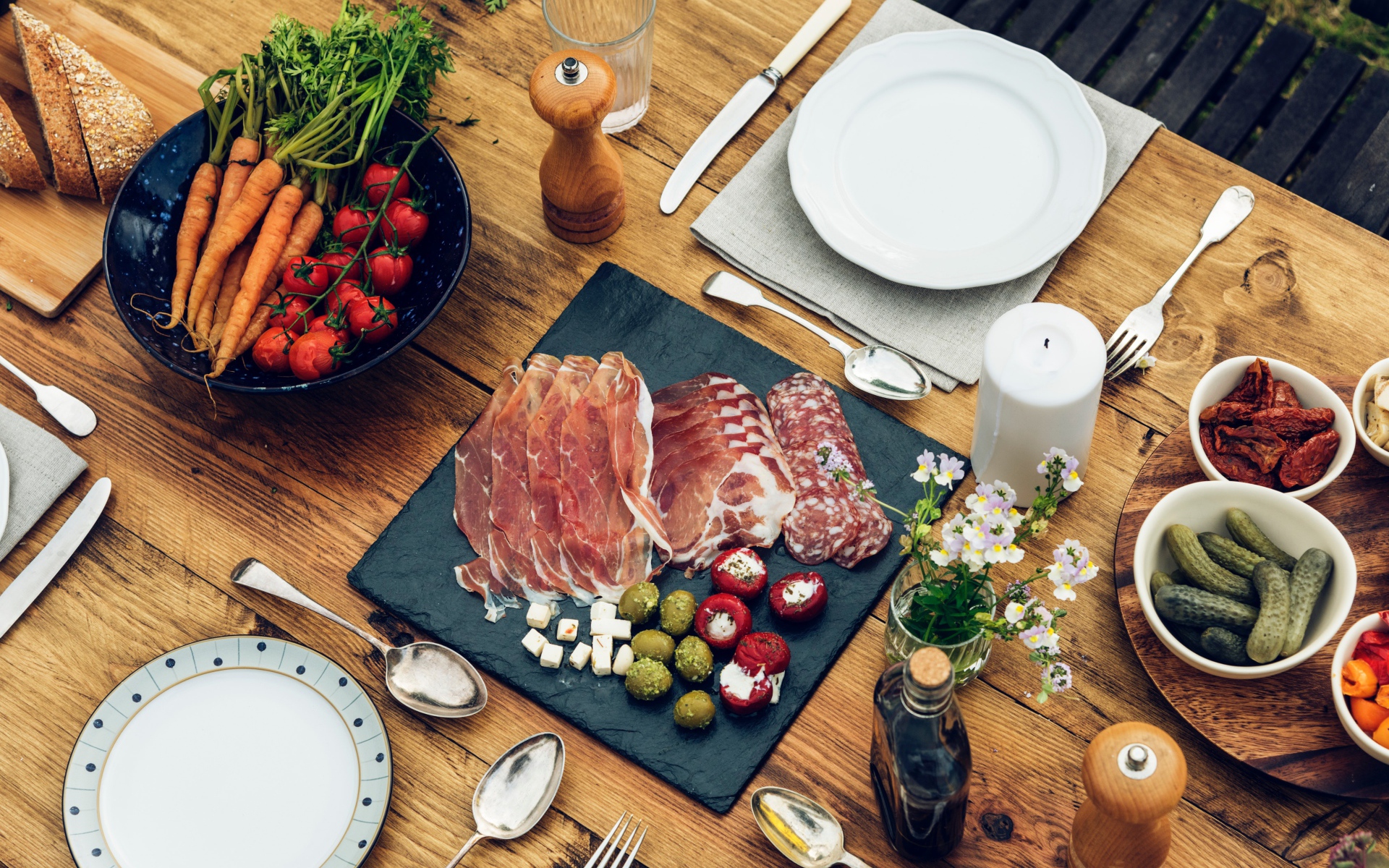 Нарезанное мясо на столе с овощами