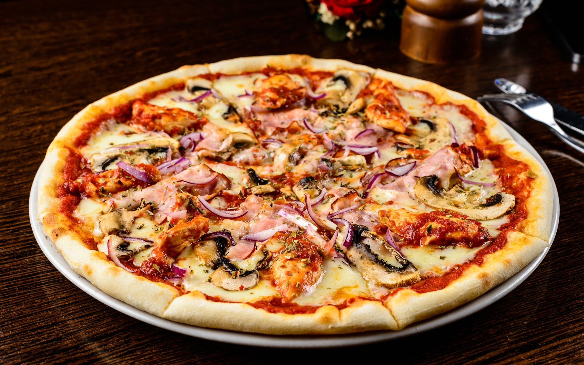 Большая вкусная пицца с шампиньонами