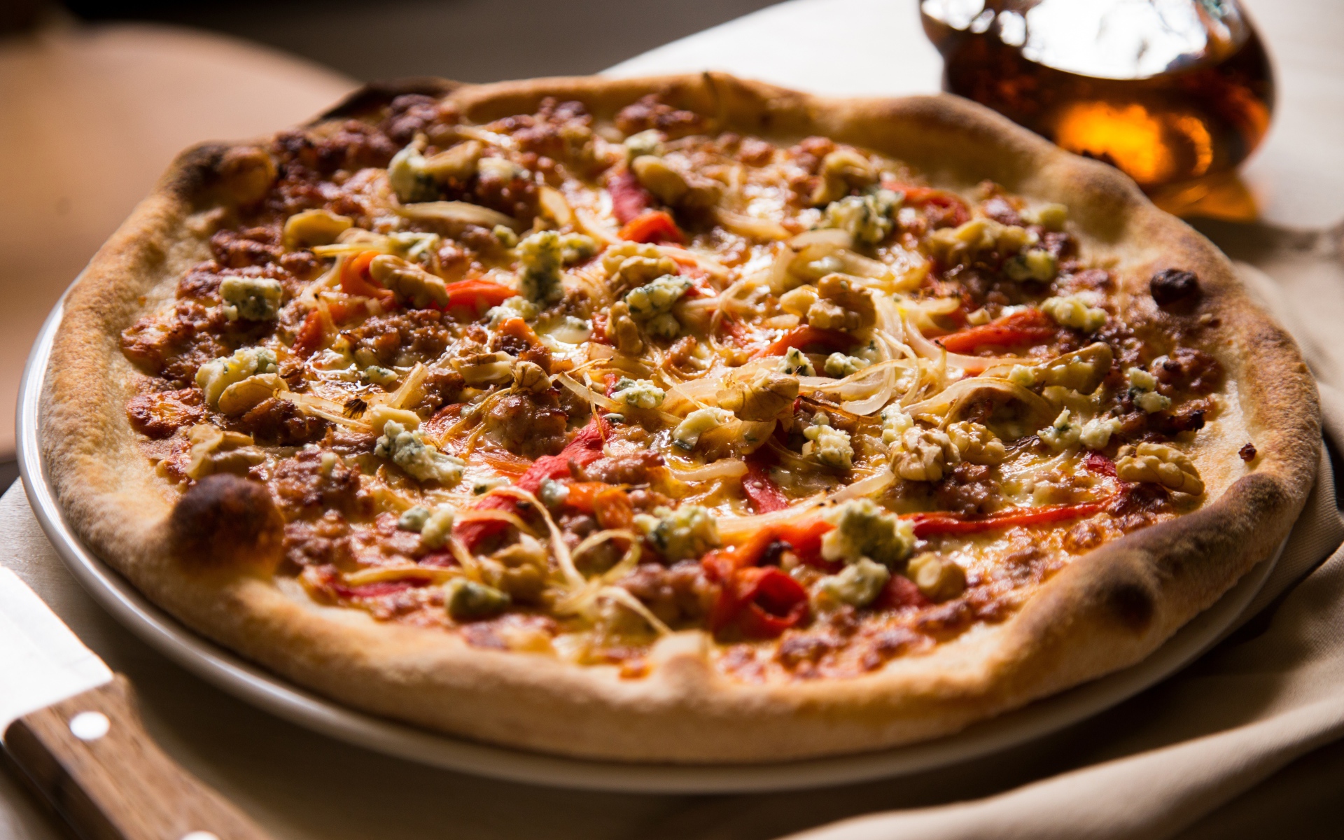 Пицца с зажаренными краями на столе 