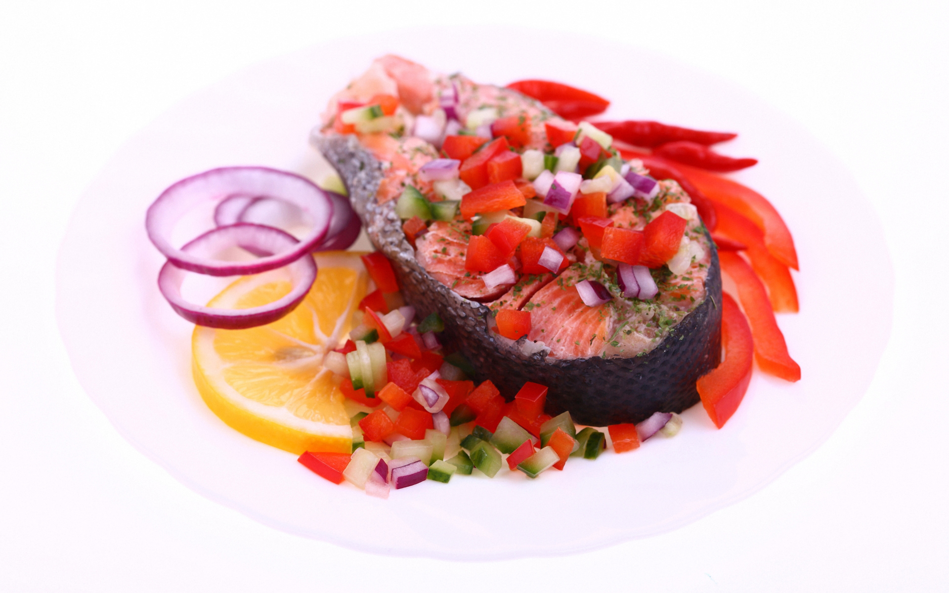 Кусок красной рыбы с овощами на белом фоне