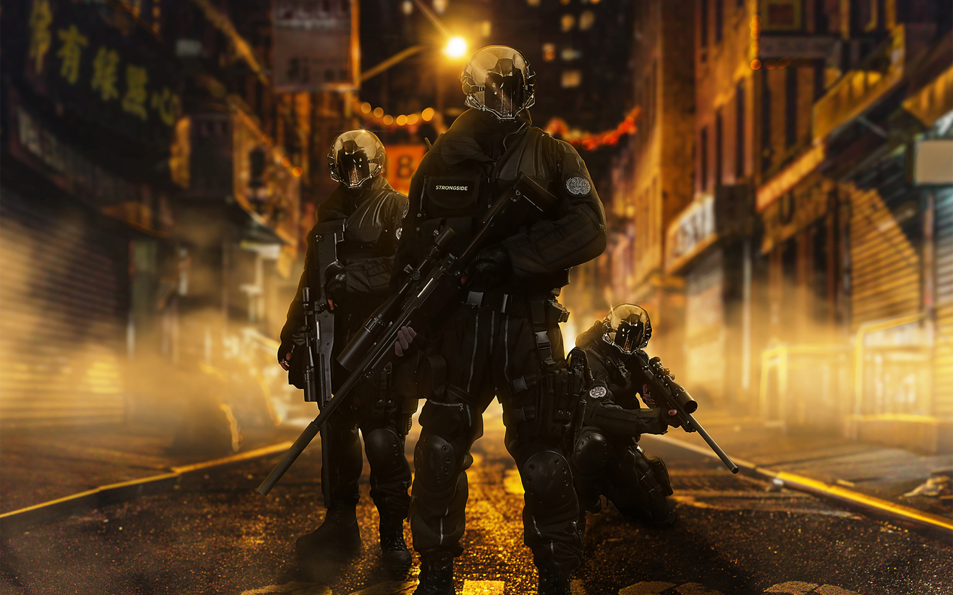 Солдаты с оружием на улице города 