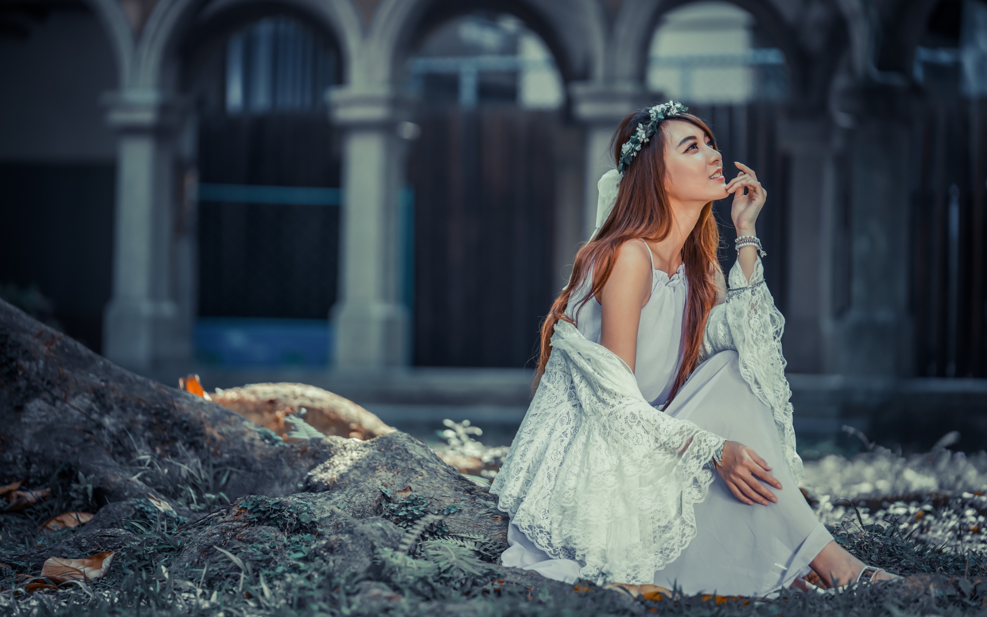 Мечтательная девушка азиатка в белом платье