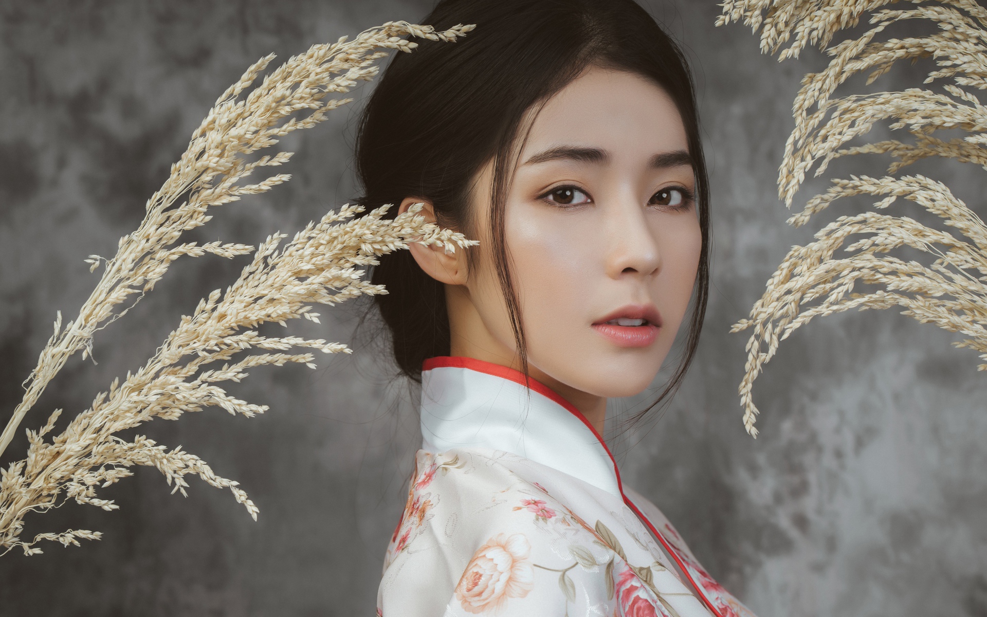 Девушка азиатка в кимоно на фоне с колосьями