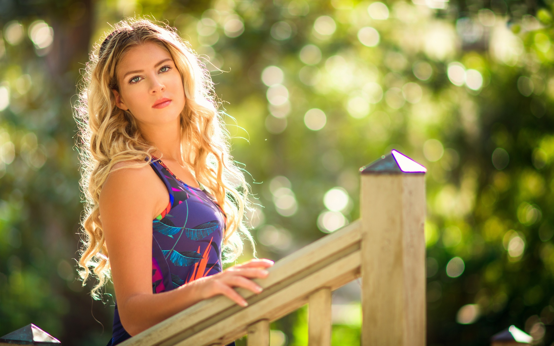 Красивая блондинка у деревянных перил 