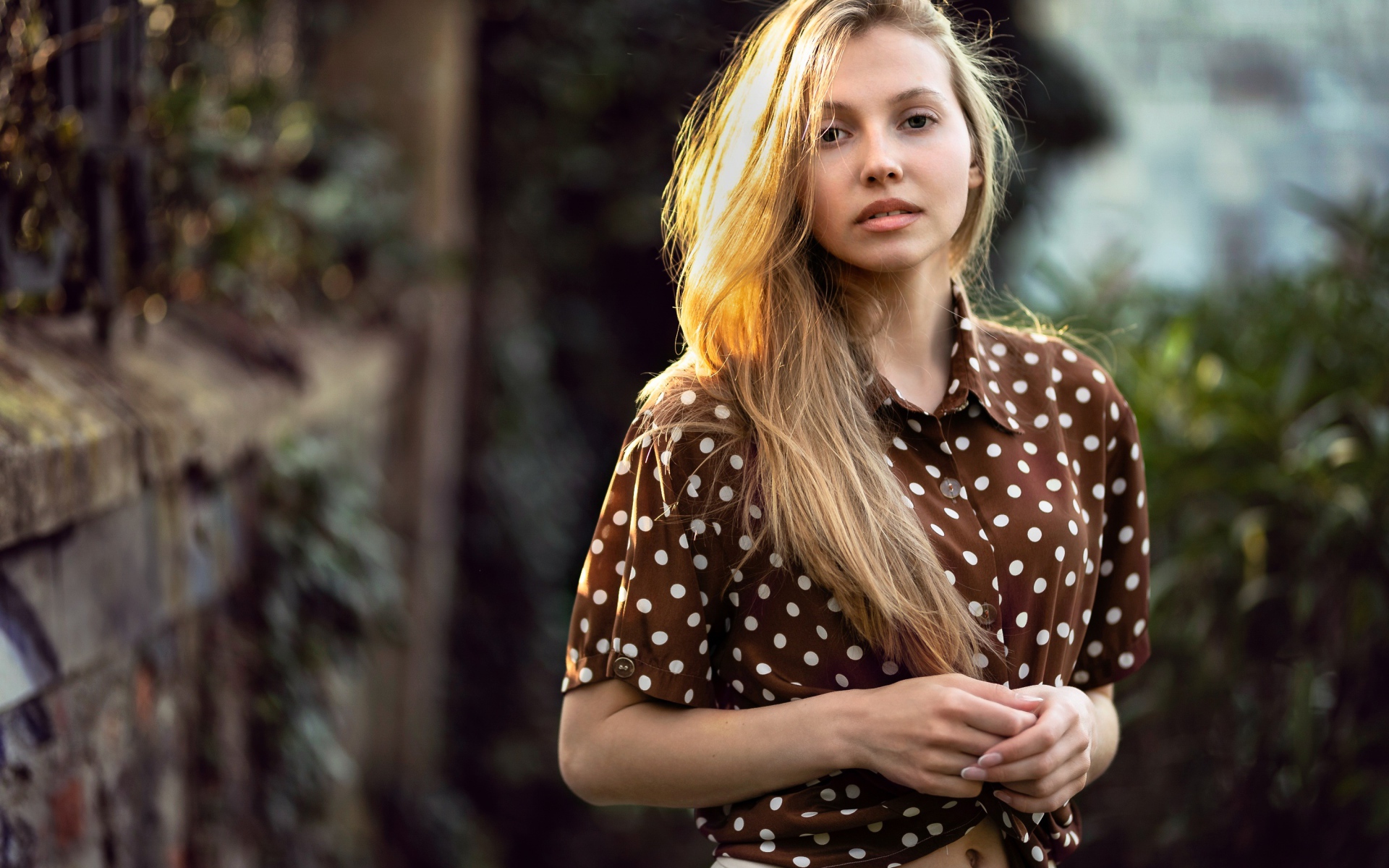 Красивая девушка в рубашке в горох 