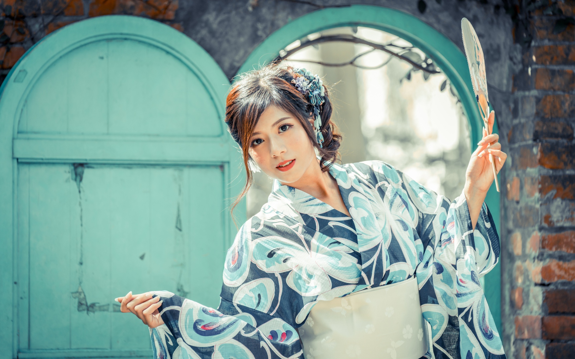 Красивая девушка в кимоно с веером в руке