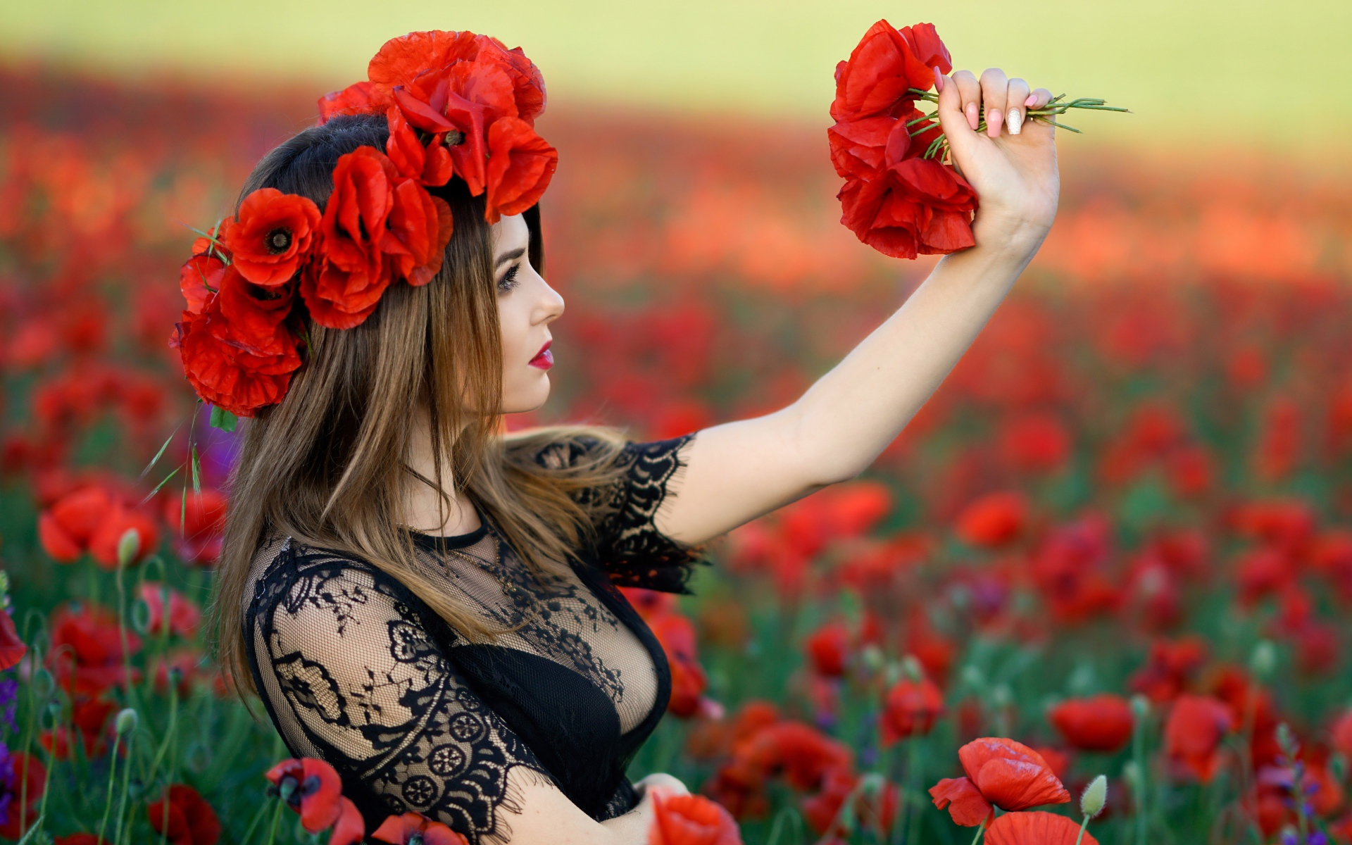 Красивая девушка с венком из красных маков на голове