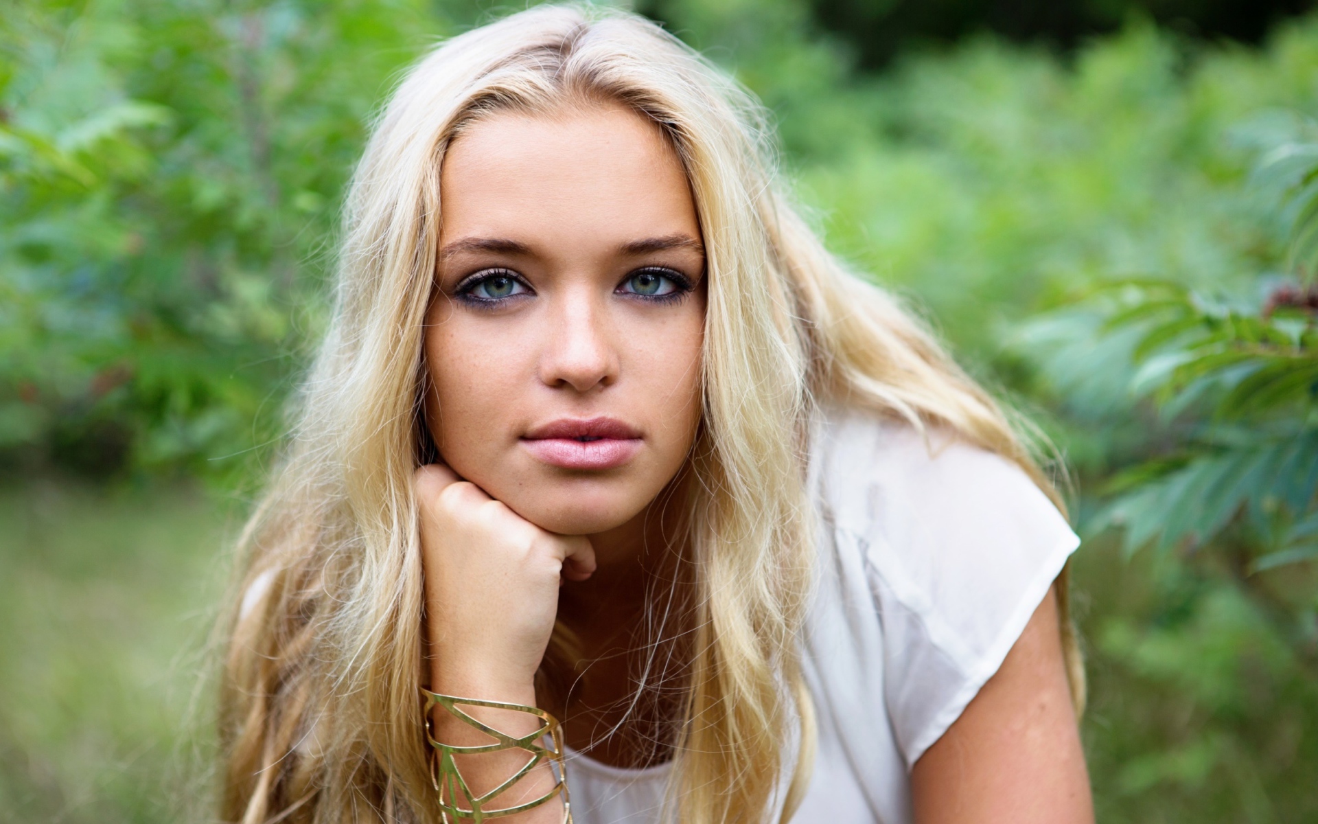Красивая зеленоглазая девушка со светлыми волосами 